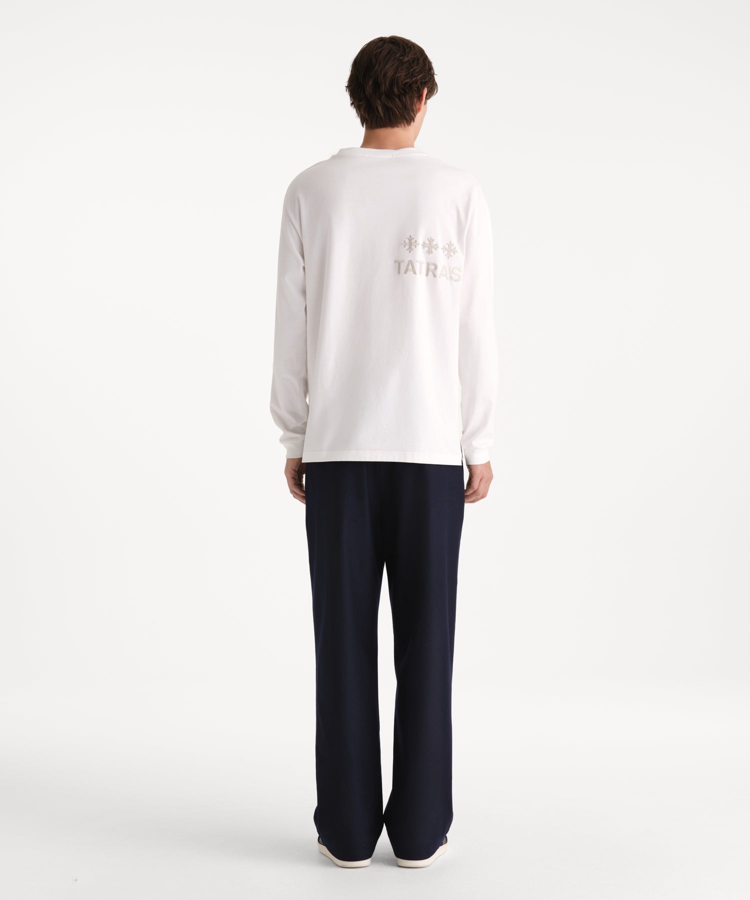 モデル身長190cm、着用サイズ3、着用カラーWHITE