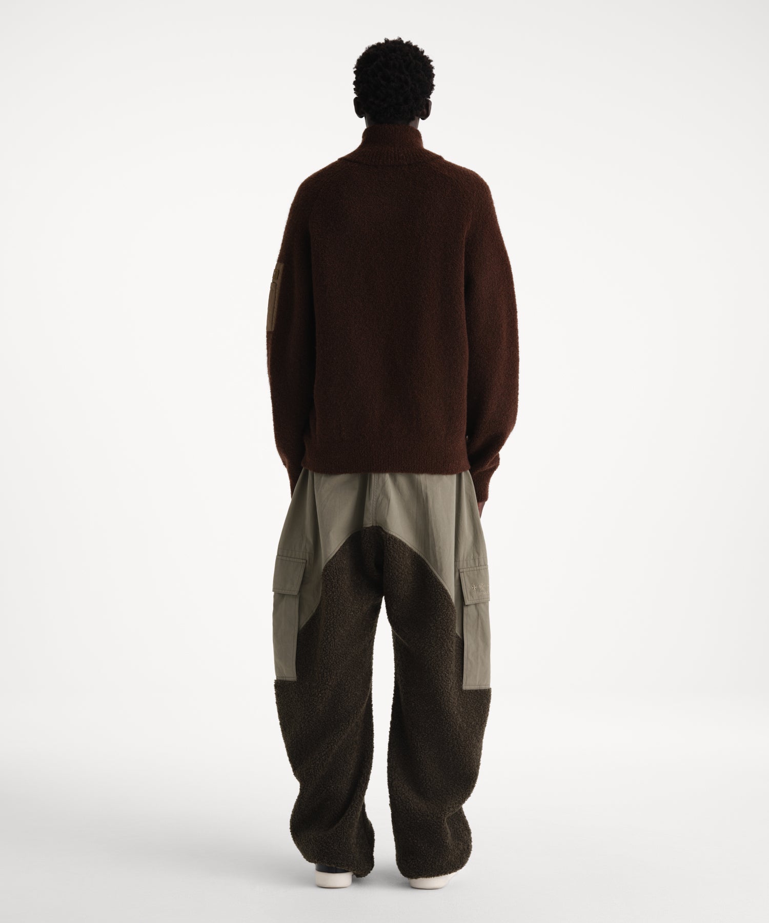 モデル身長186cm、着用サイズ3、着用カラーBROWN