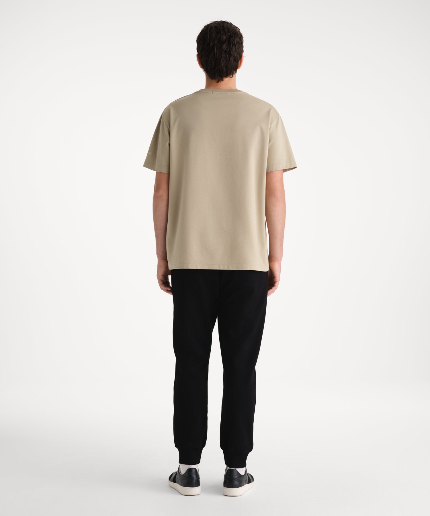 モデル身長185cm、着用サイズ3、着用カラーBEIGE