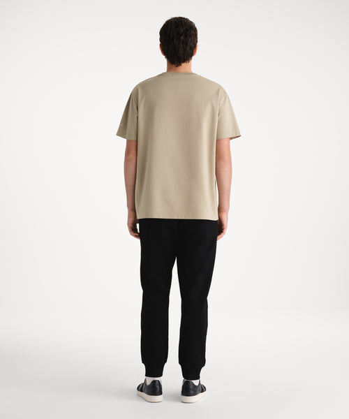 モデル身長185cm、着用サイズ3、着用カラーBEIGE
