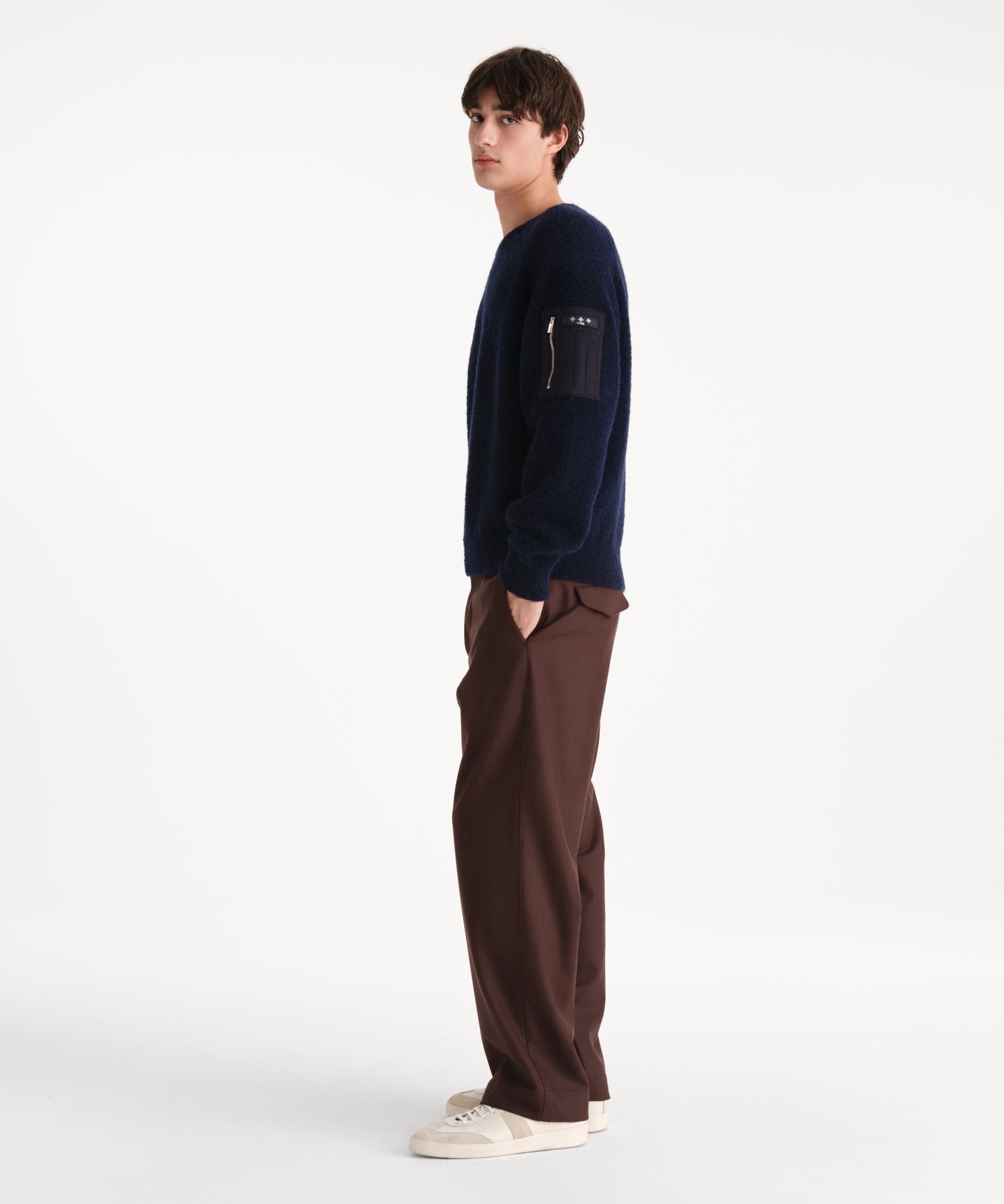 モデル身長190cm、着用サイズ3、着用カラーNAVY