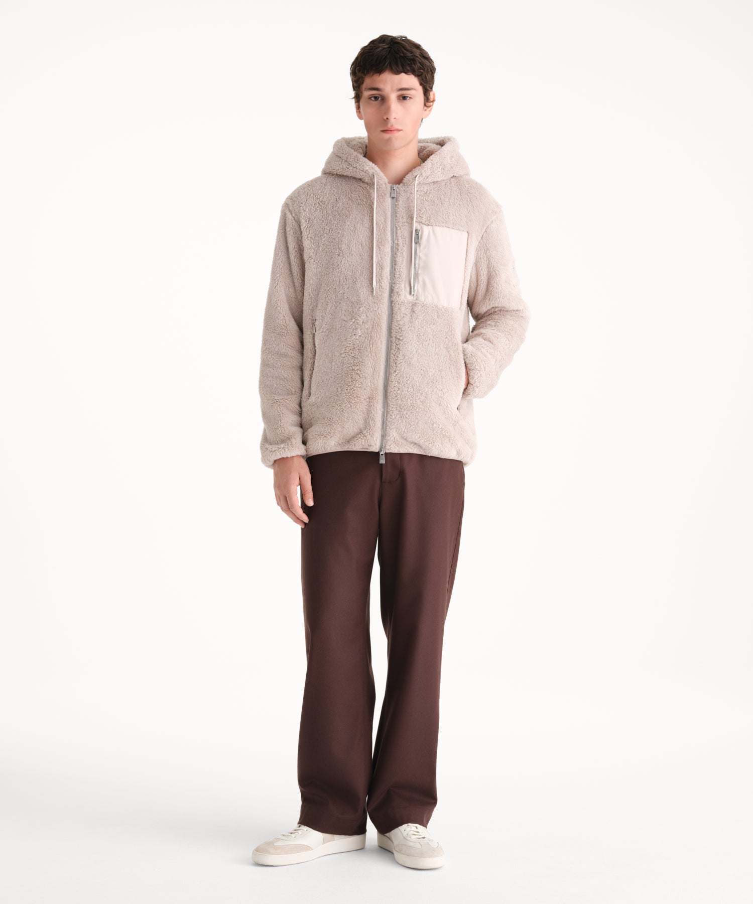モデル身長185cm、着用サイズ3、着用カラーL.GRAY