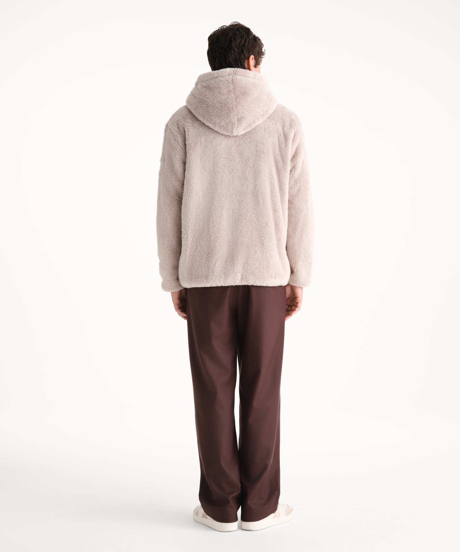 モデル身長185cm、着用サイズ3、着用カラーL.GRAY