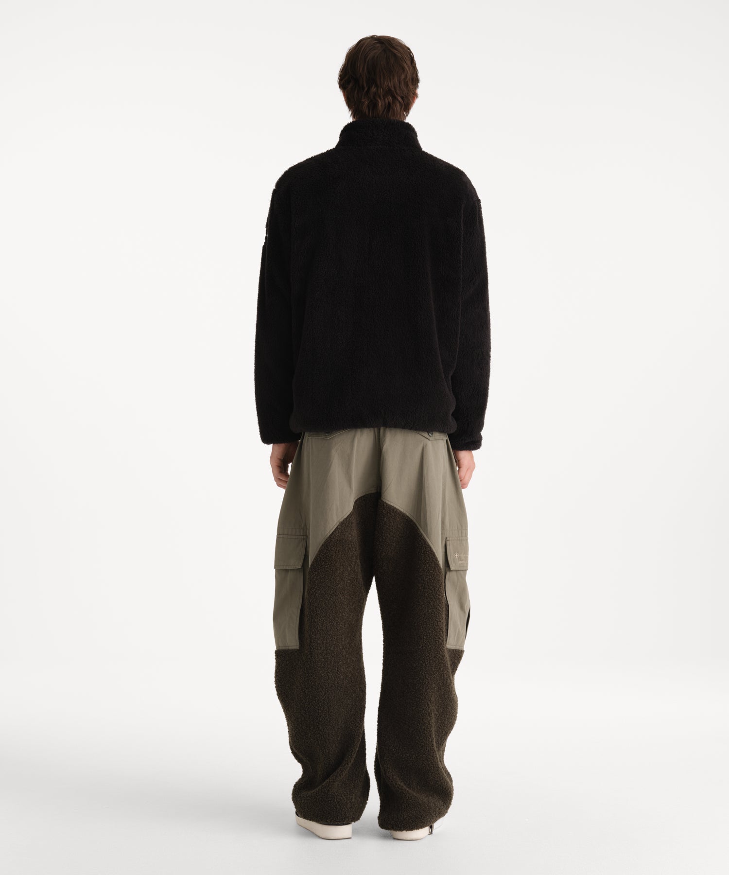 モデル身長190cm、着用サイズ3、着用カラーBLACK