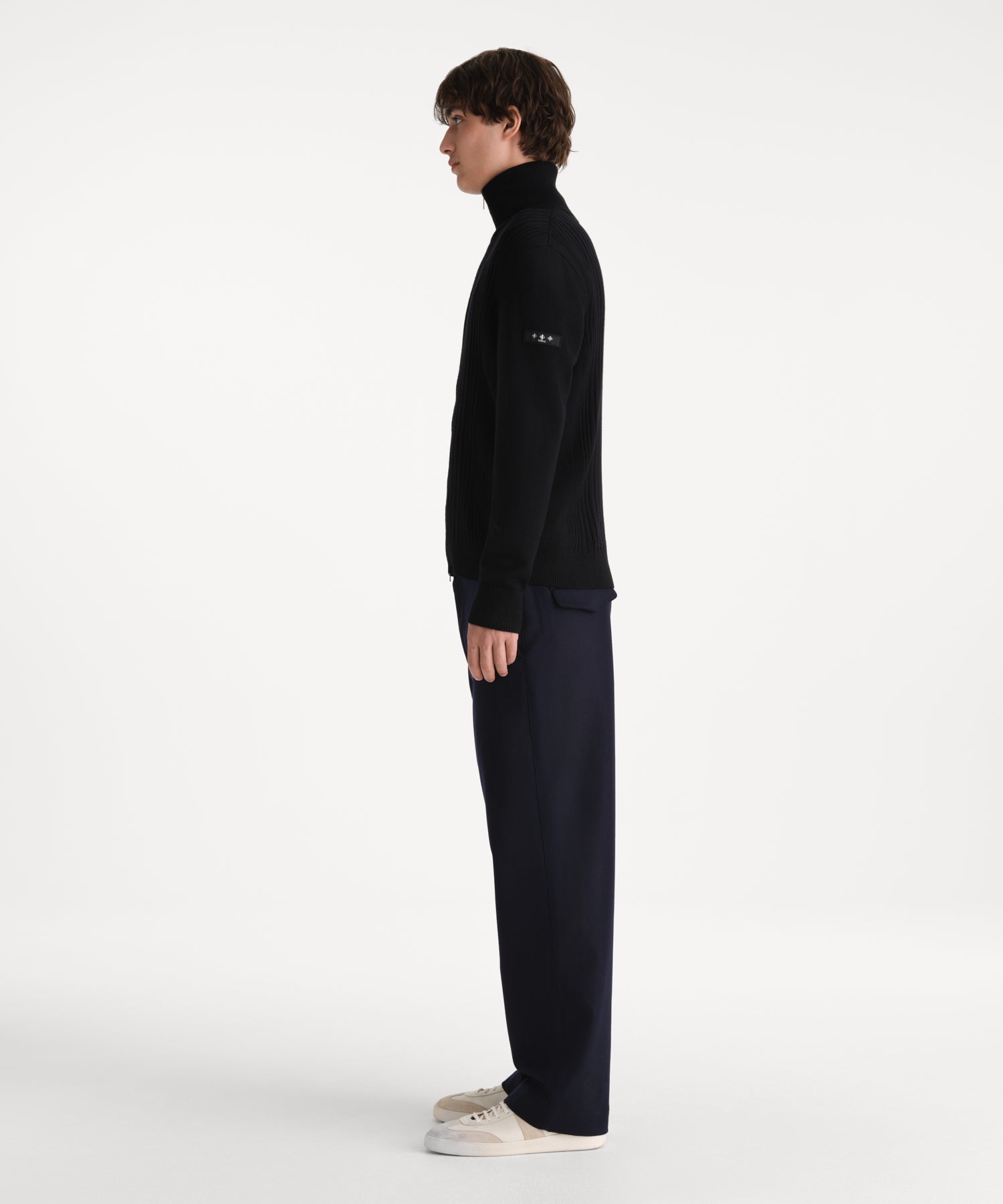 モデル身長190cm、着用サイズ3、着用カラーBLACK