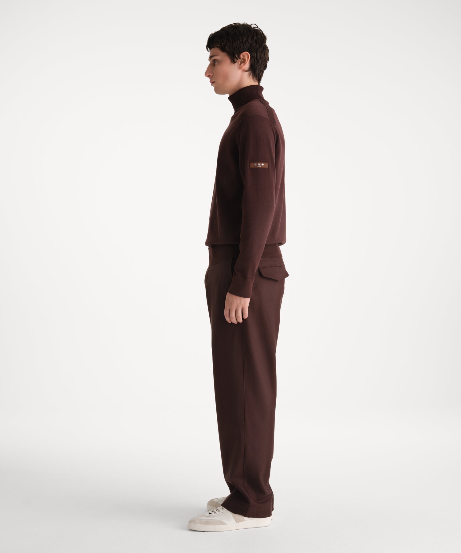 モデル身長185cm、着用サイズ3、着用カラーBROWN