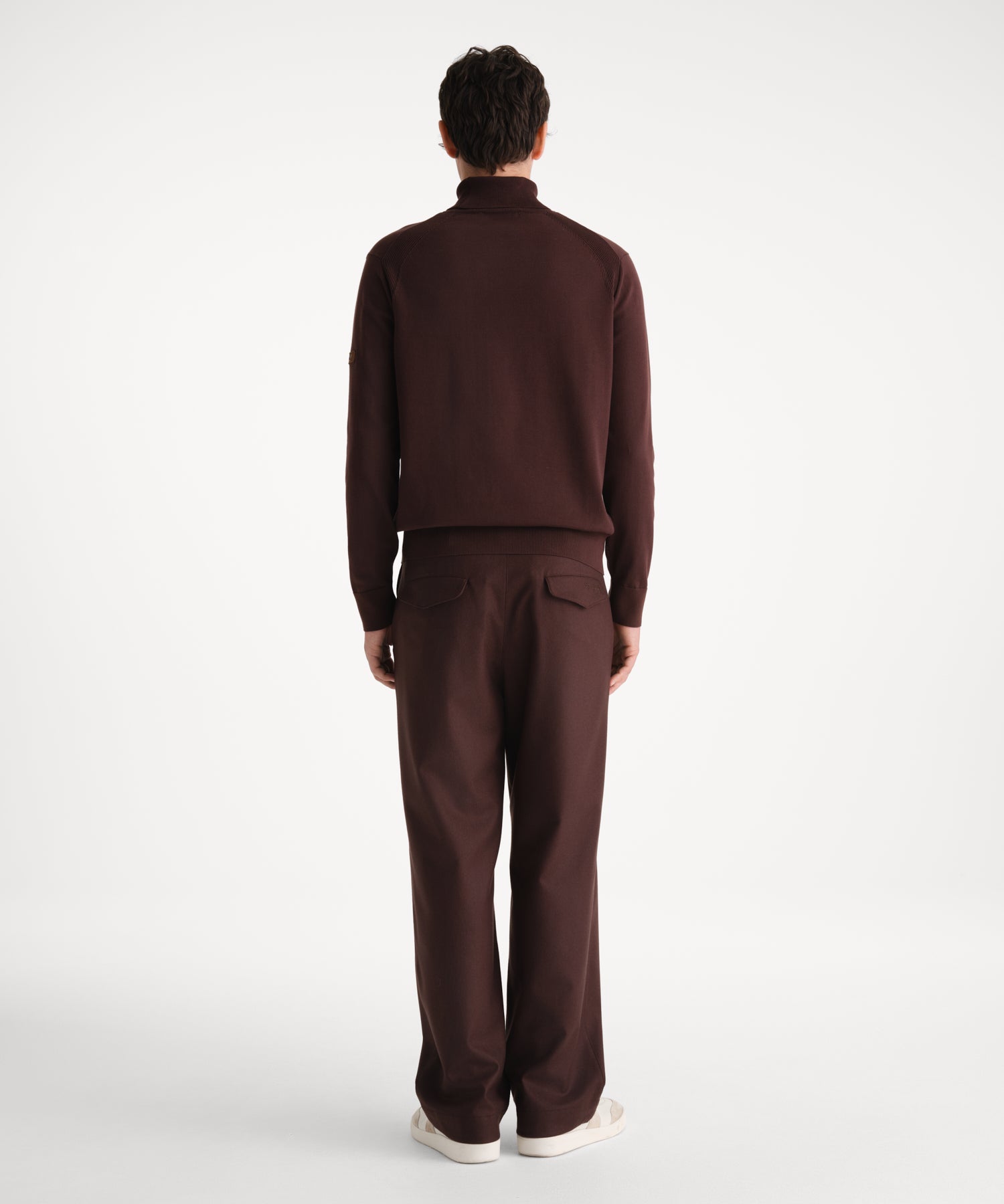 モデル身長185cm、着用サイズ3、着用カラーBROWN