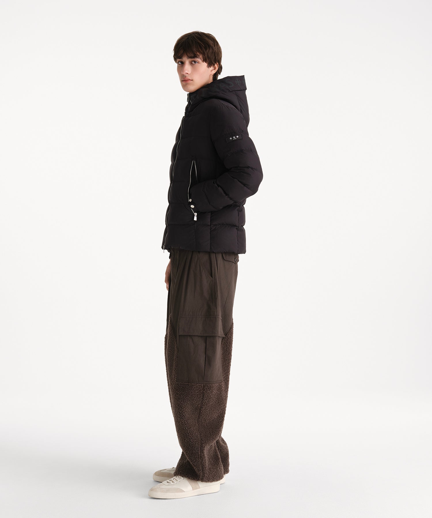 モデル身長190cm、着用サイズ3、着用カラーBLACK