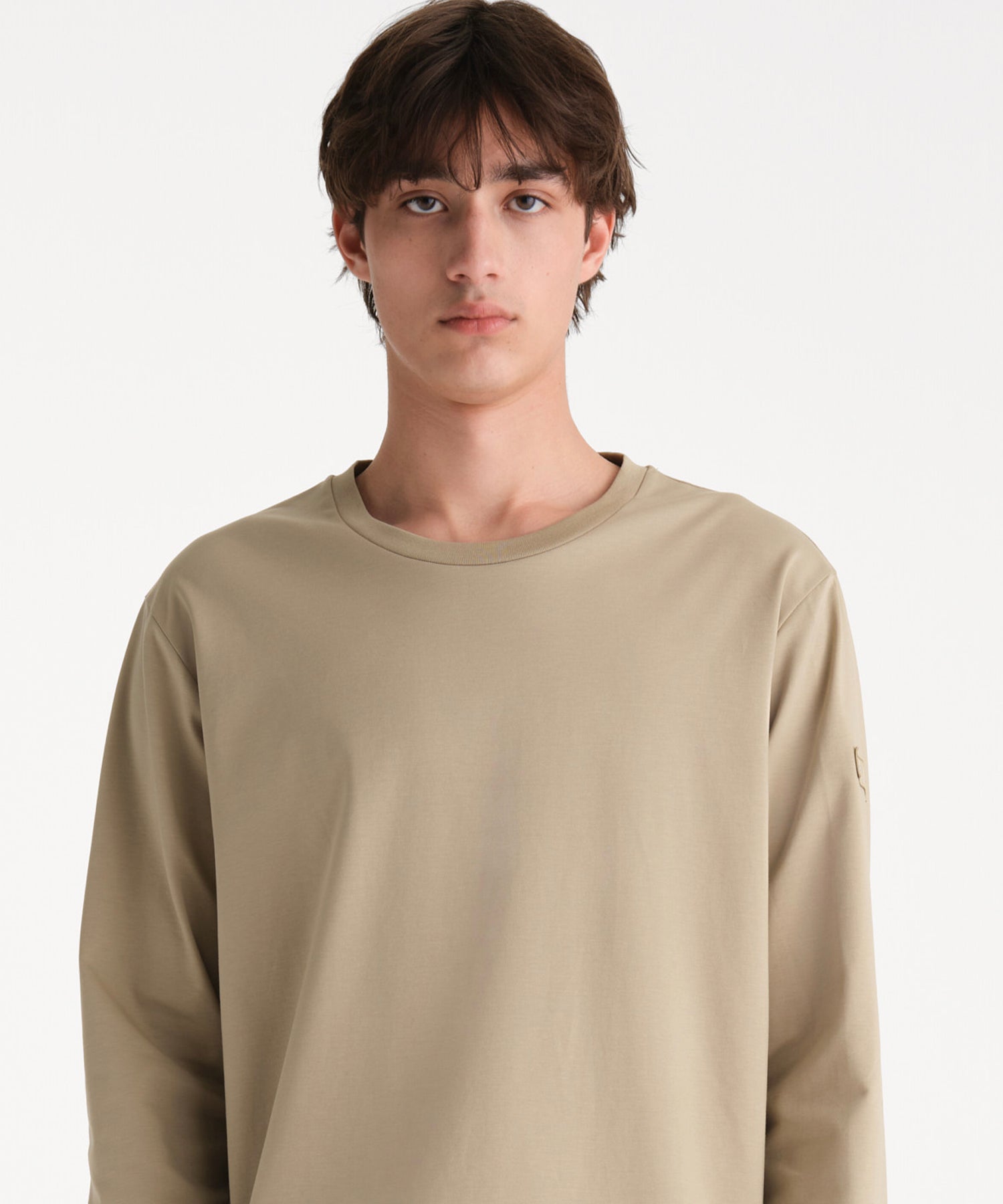 モデル身長190cm、着用サイズ3、着用カラーBEIGE