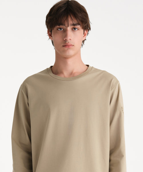 モデル身長190cm、着用サイズ3、着用カラーBEIGE