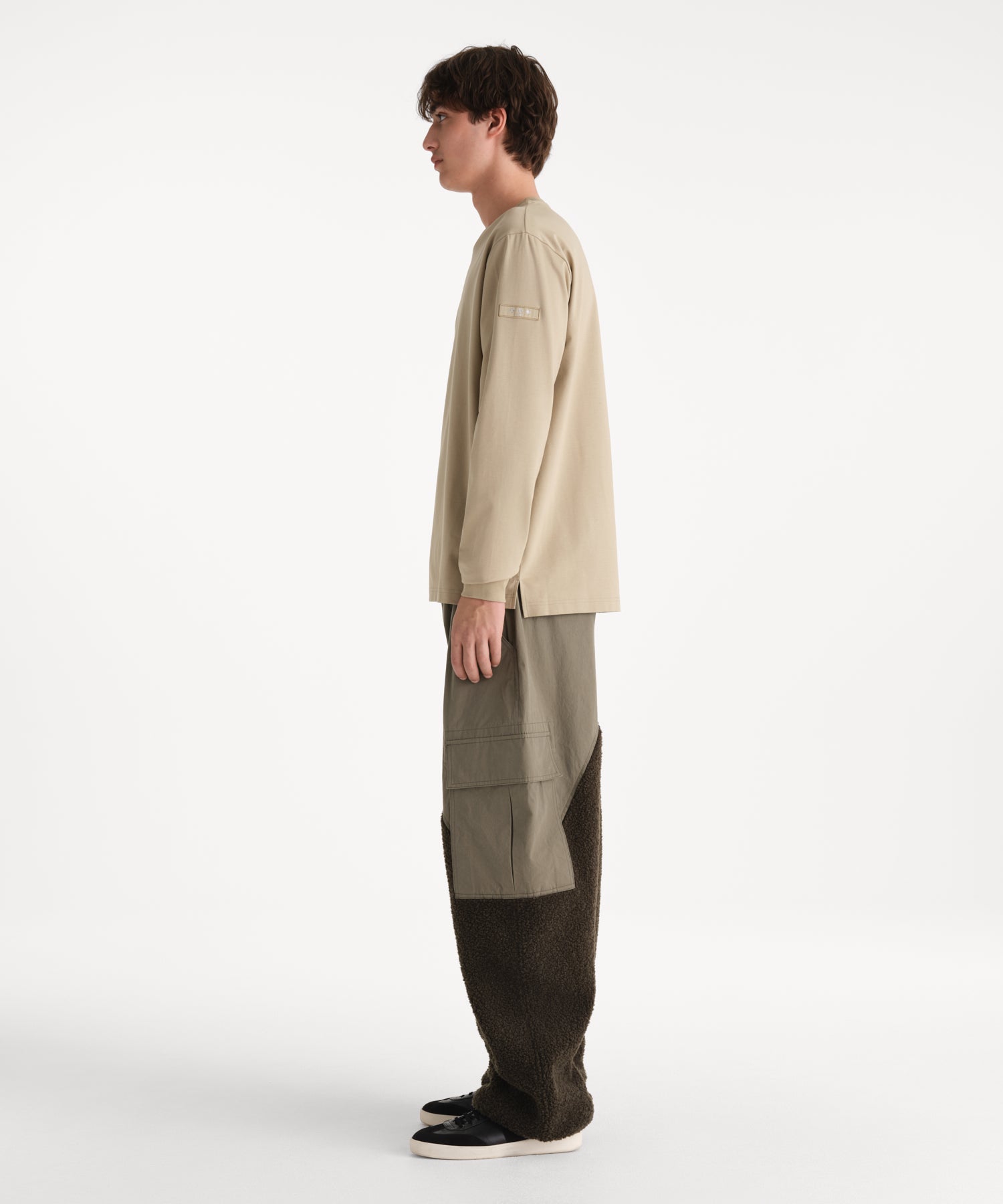モデル身長190cm、着用サイズ3、着用カラーBEIGE