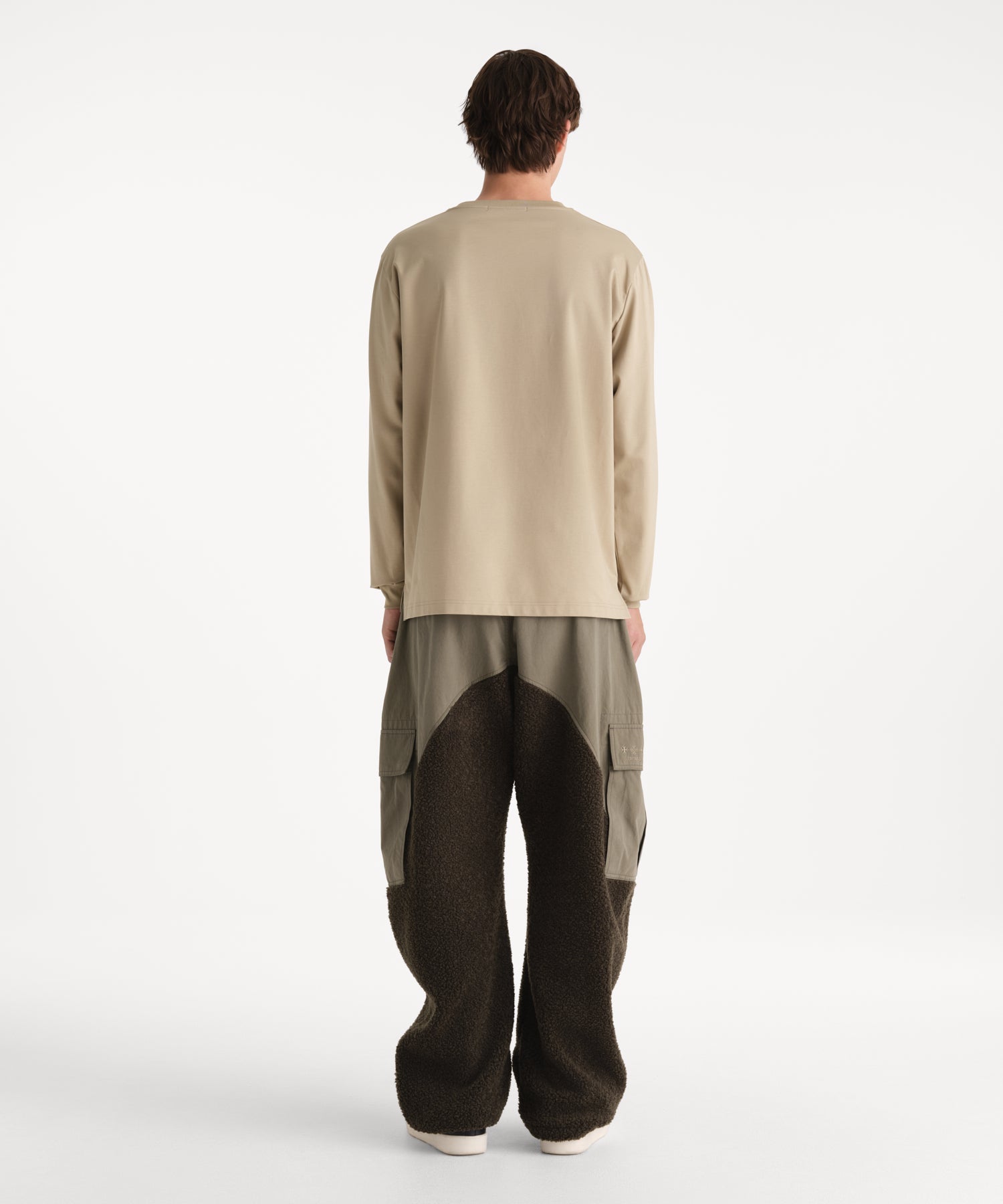 モデル身長190cm、着用サイズ3、着用カラーBEIGE