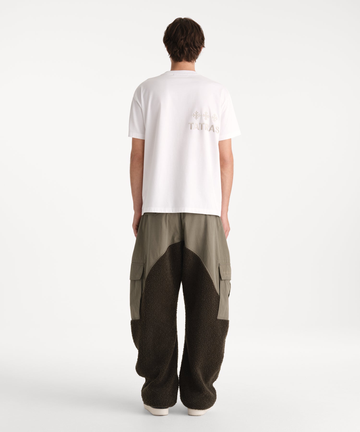 モデル身長190cm、着用サイズ3、着用カラーWHITE
