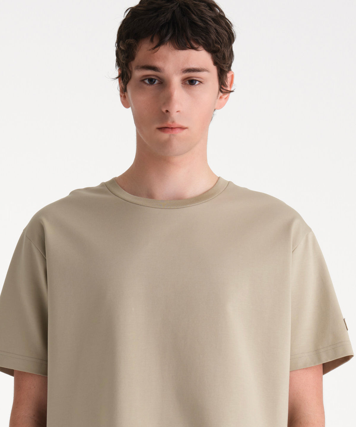 モデル身長185cm、着用サイズ3、着用カラーBEIGE
