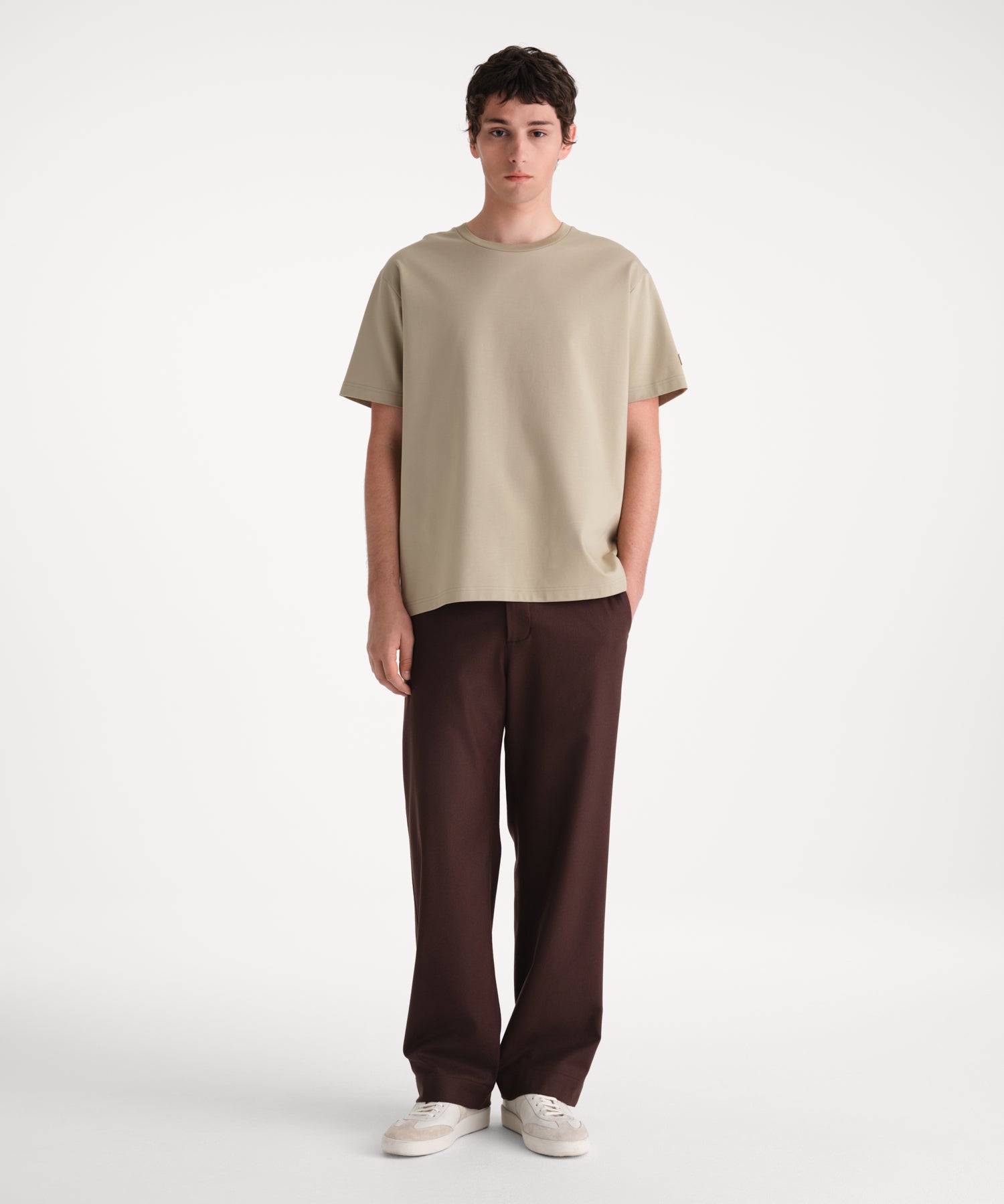 モデル身長185cm、着用サイズ3、着用カラーBEIGE