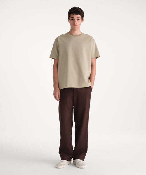 モデル身長185cm、着用サイズ3、着用カラーBEIGE
