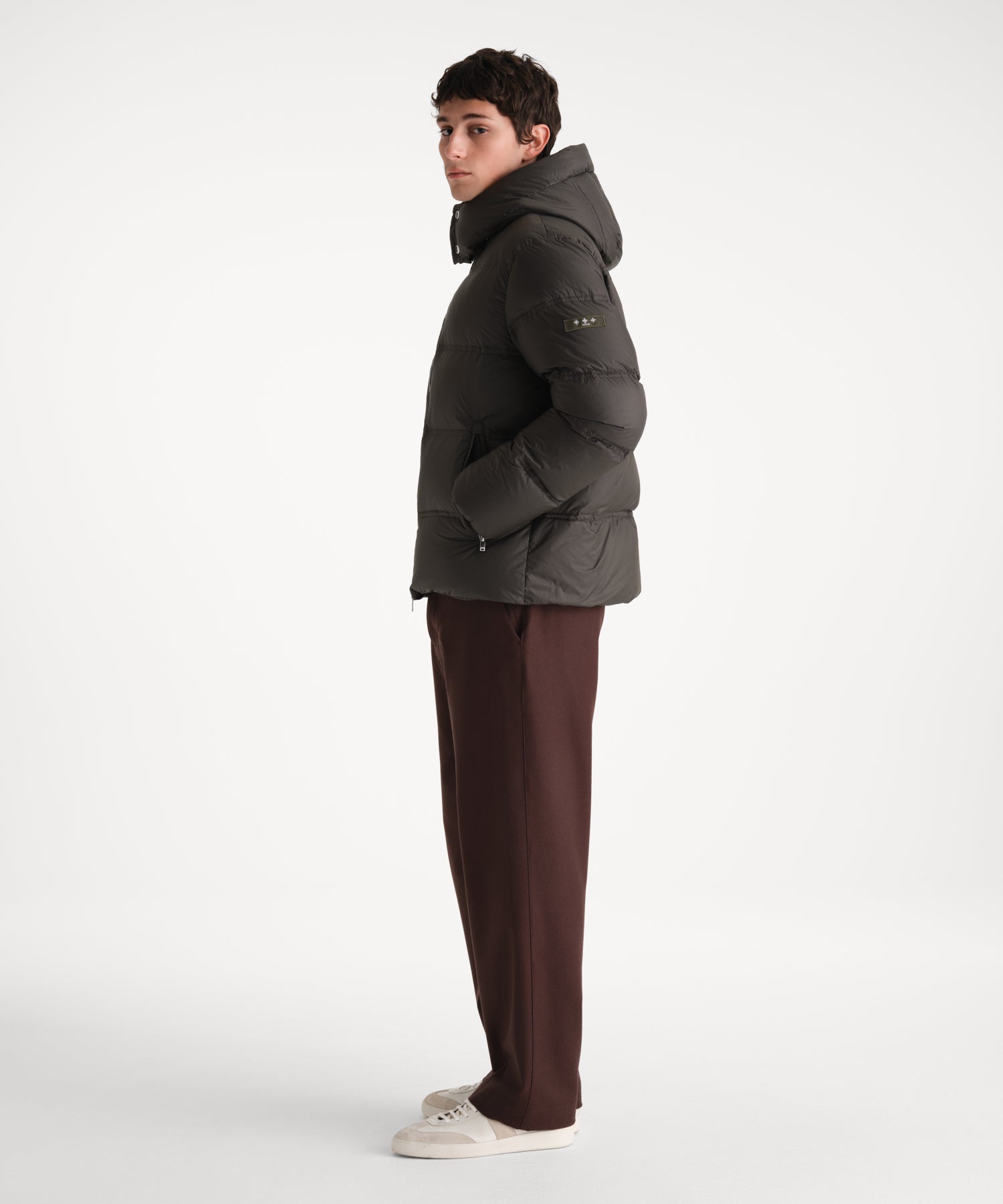モデル身長185cm、着用サイズ3、着用カラーKHAKI