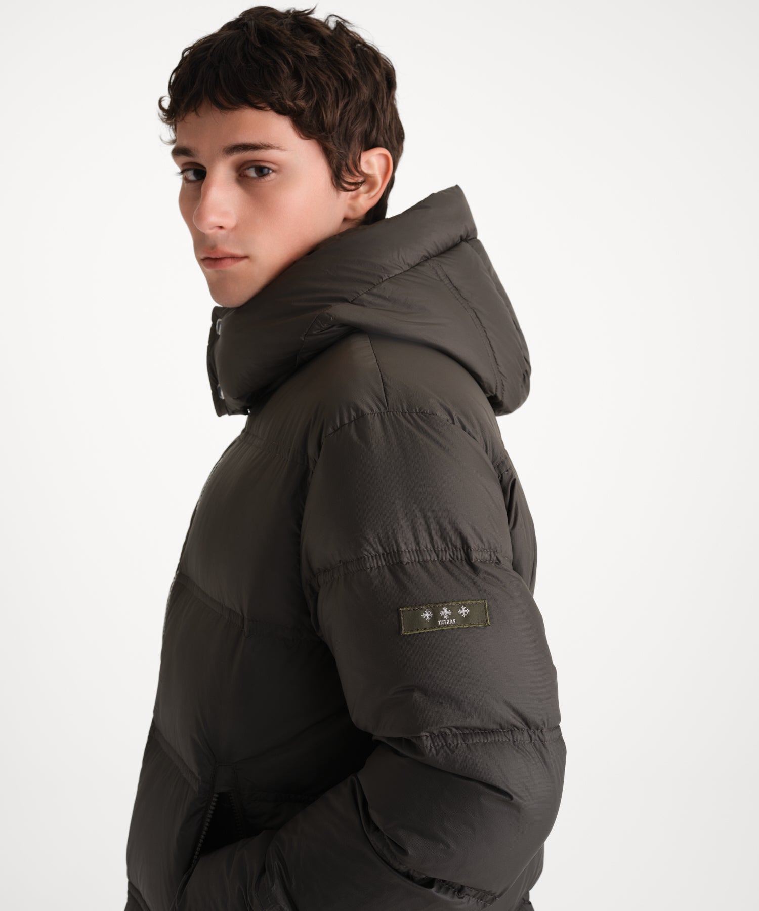 モデル身長185cm、着用サイズ3、着用カラーKHAKI