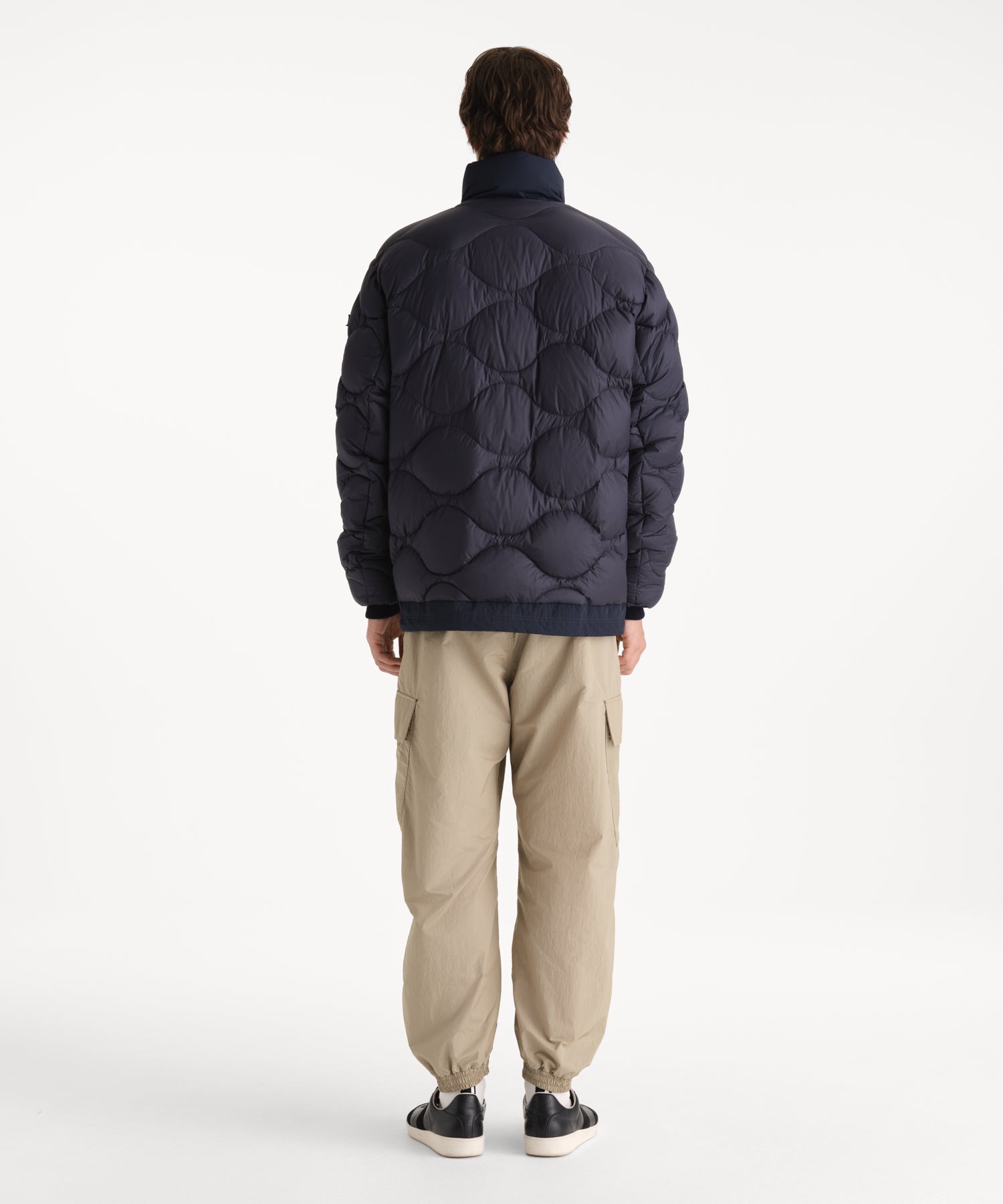 モデル身長190cm、着用サイズ3、着用カラーNAVY
