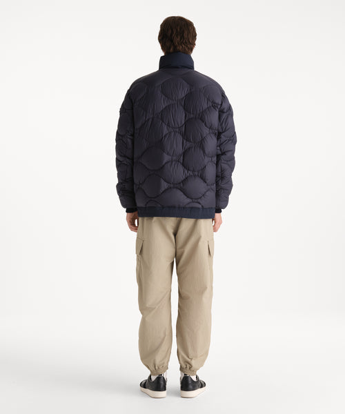 モデル身長190cm、着用サイズ3、着用カラーNAVY