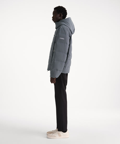 モデル身長186cm、着用サイズ3、着用カラーGRAY