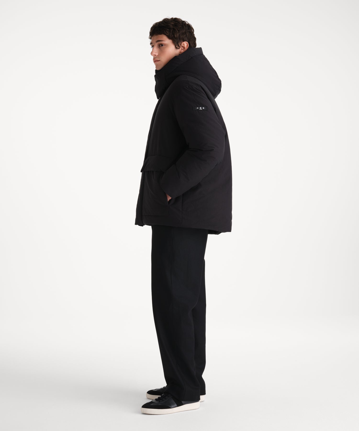 モデル身長185cm、着用サイズ3、着用カラーBLACK