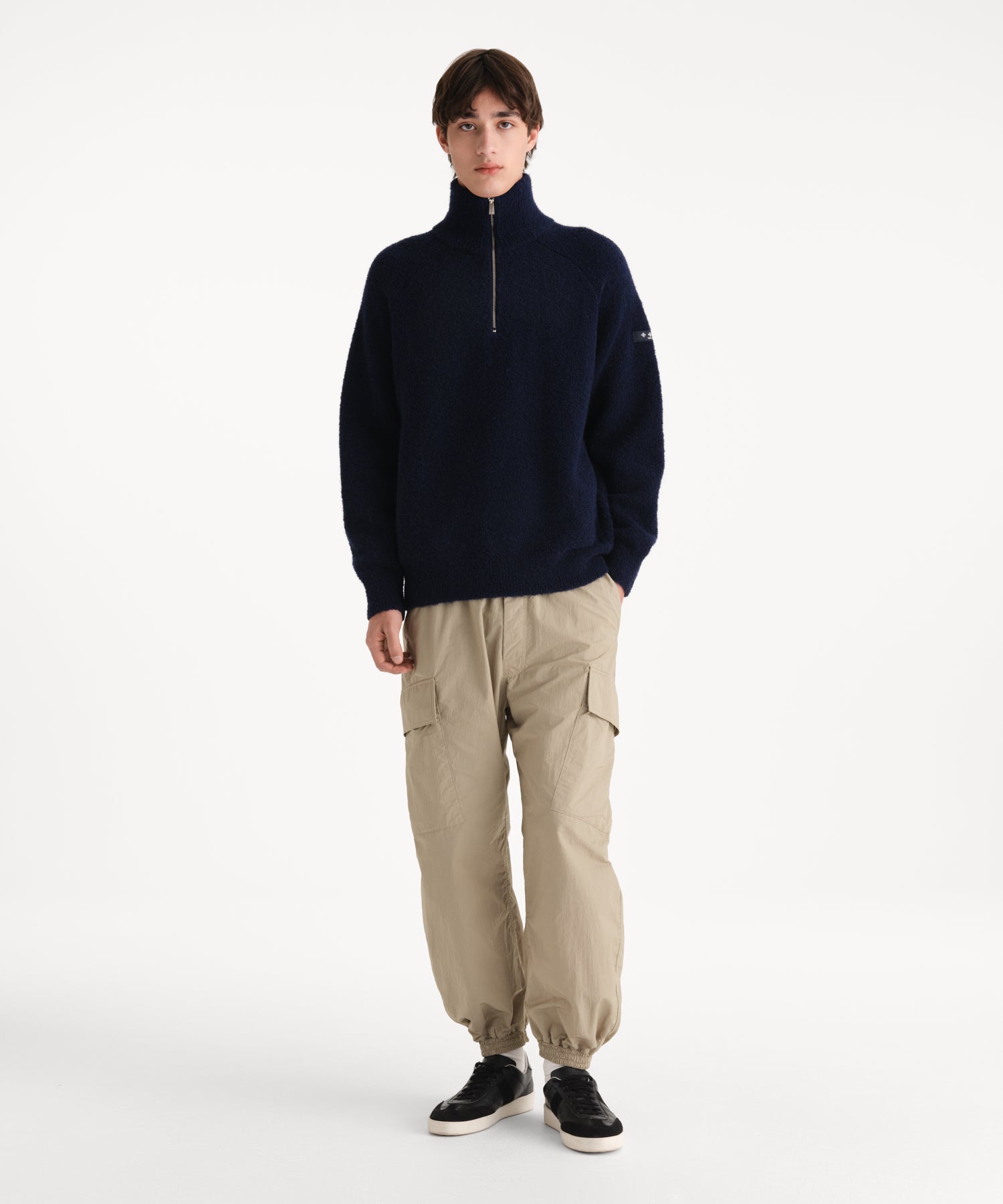 モデル身長190cm、着用サイズ3、着用カラーNAVY