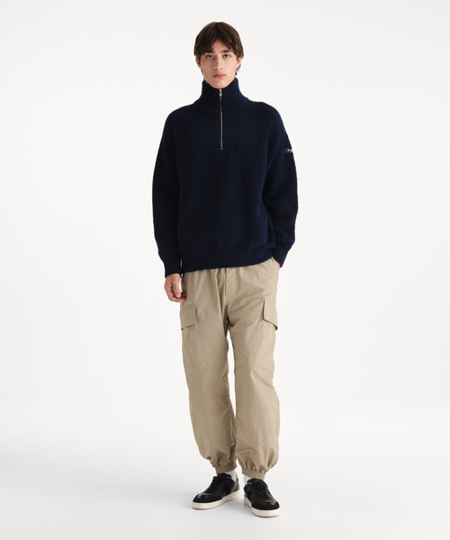 モデル身長190cm、着用サイズ3、着用カラーNAVY