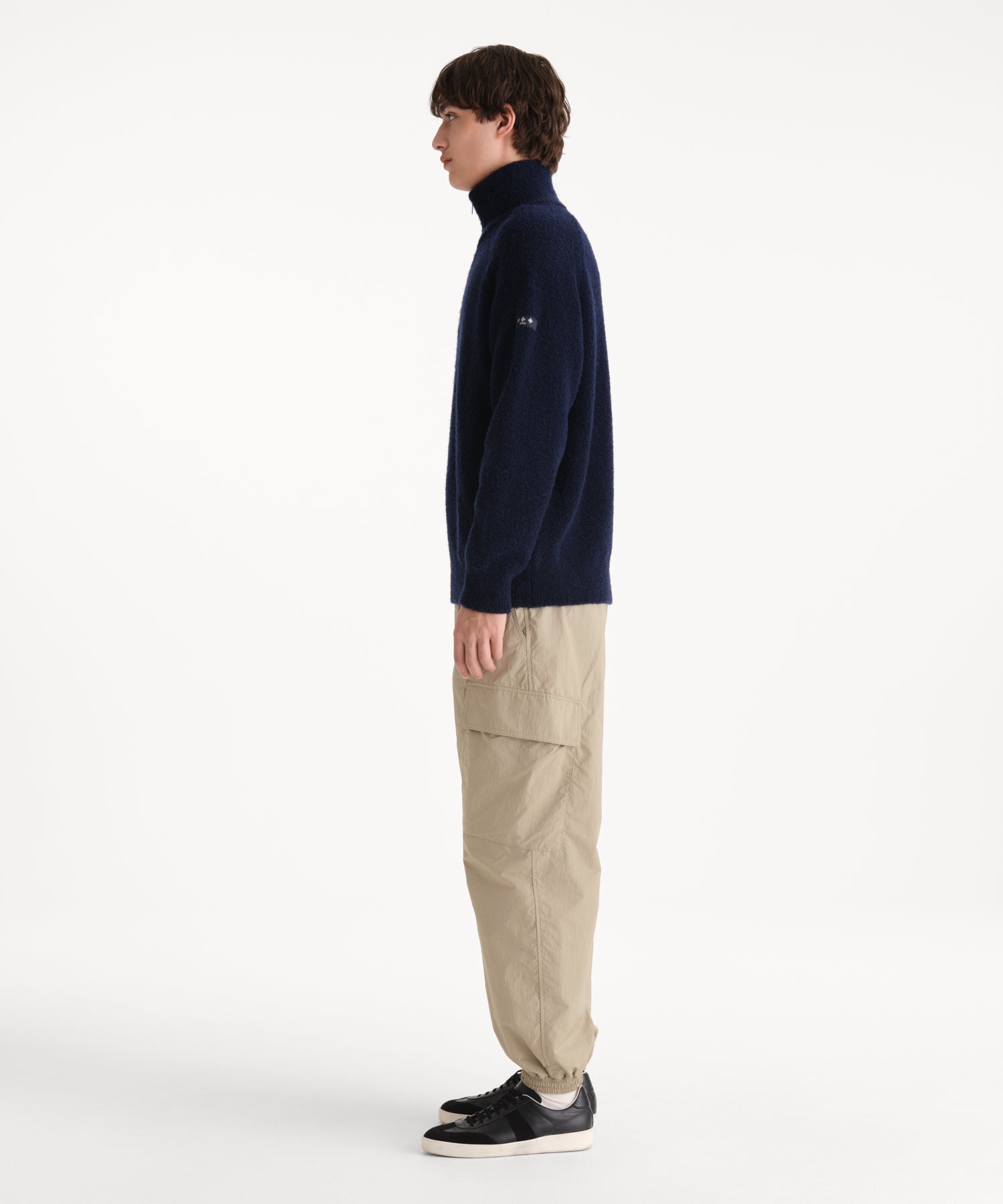 モデル身長190cm、着用サイズ3、着用カラーNAVY