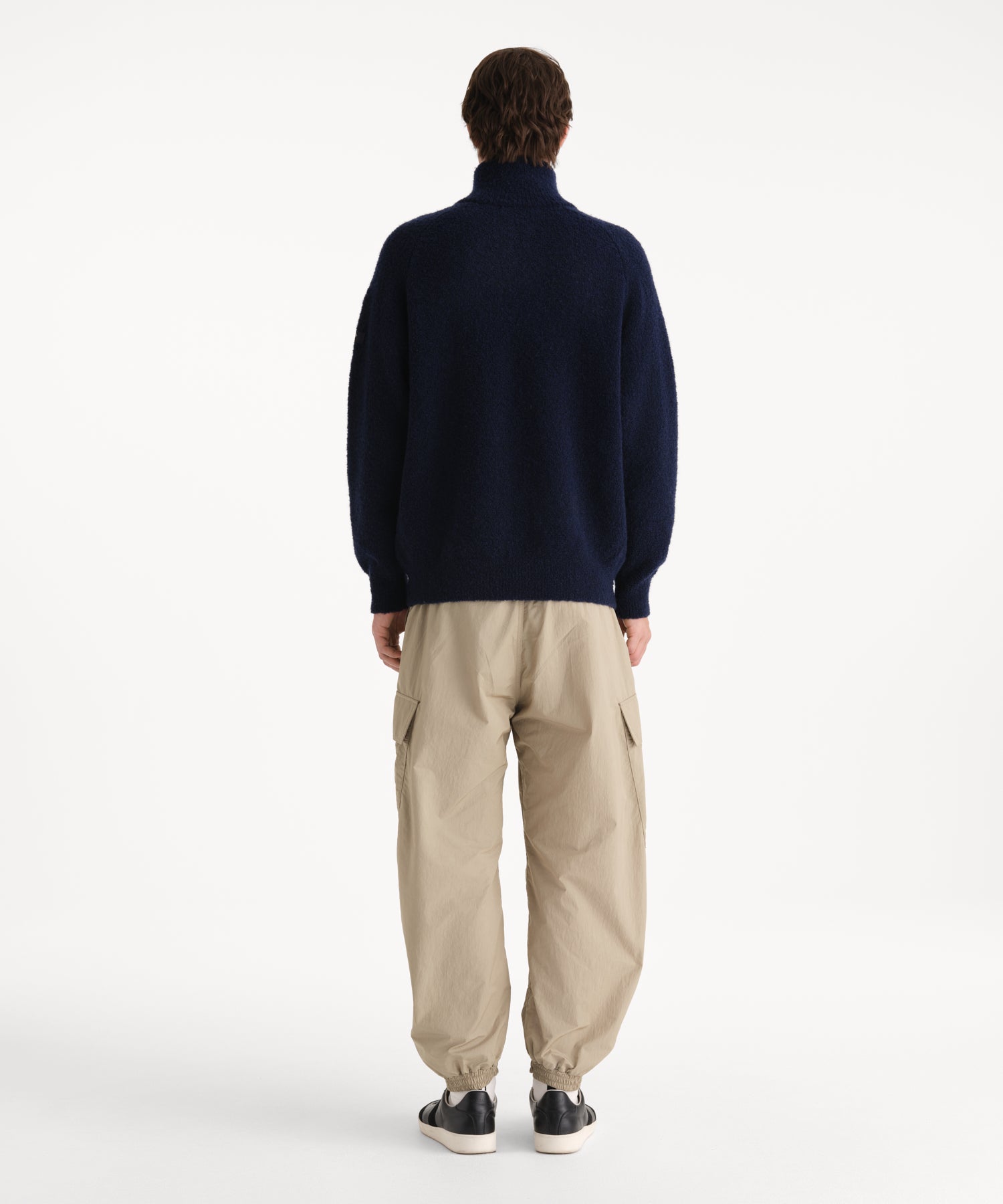 モデル身長190cm、着用サイズ3、着用カラーNAVY