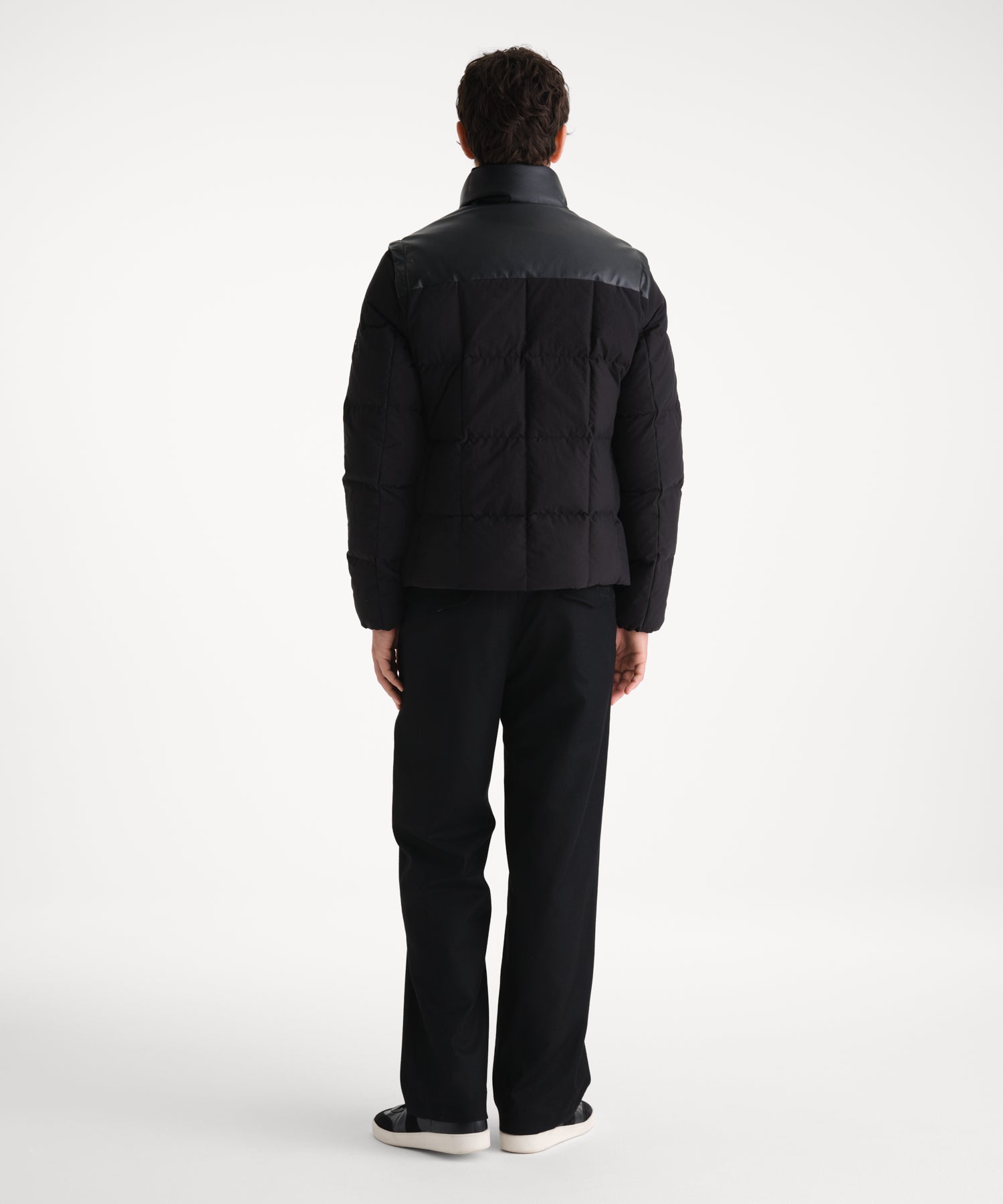 モデル身長185cm、着用サイズ3、着用カラーBLACK