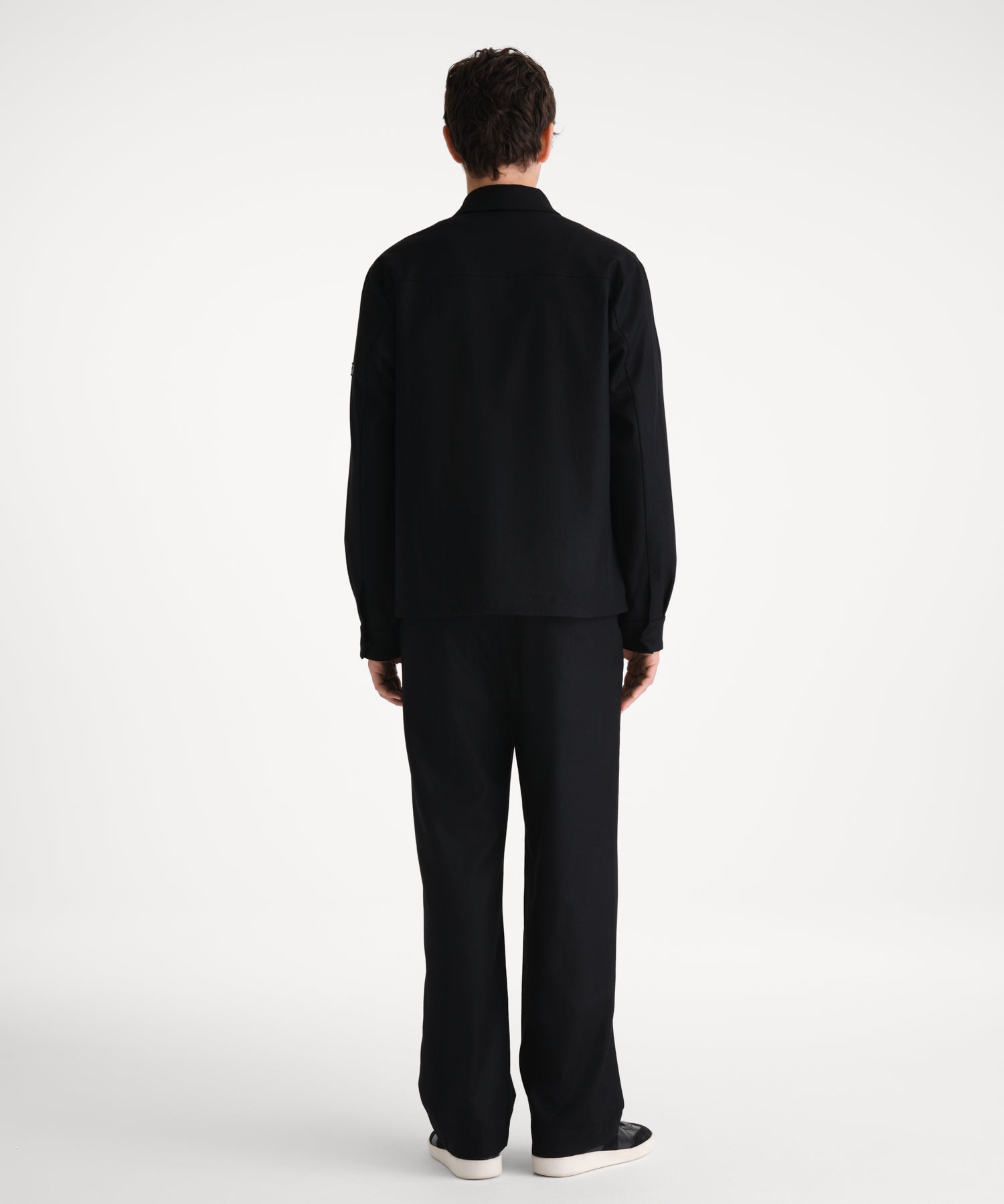 モデル身長185cm、着用サイズ3、着用カラーBLACK