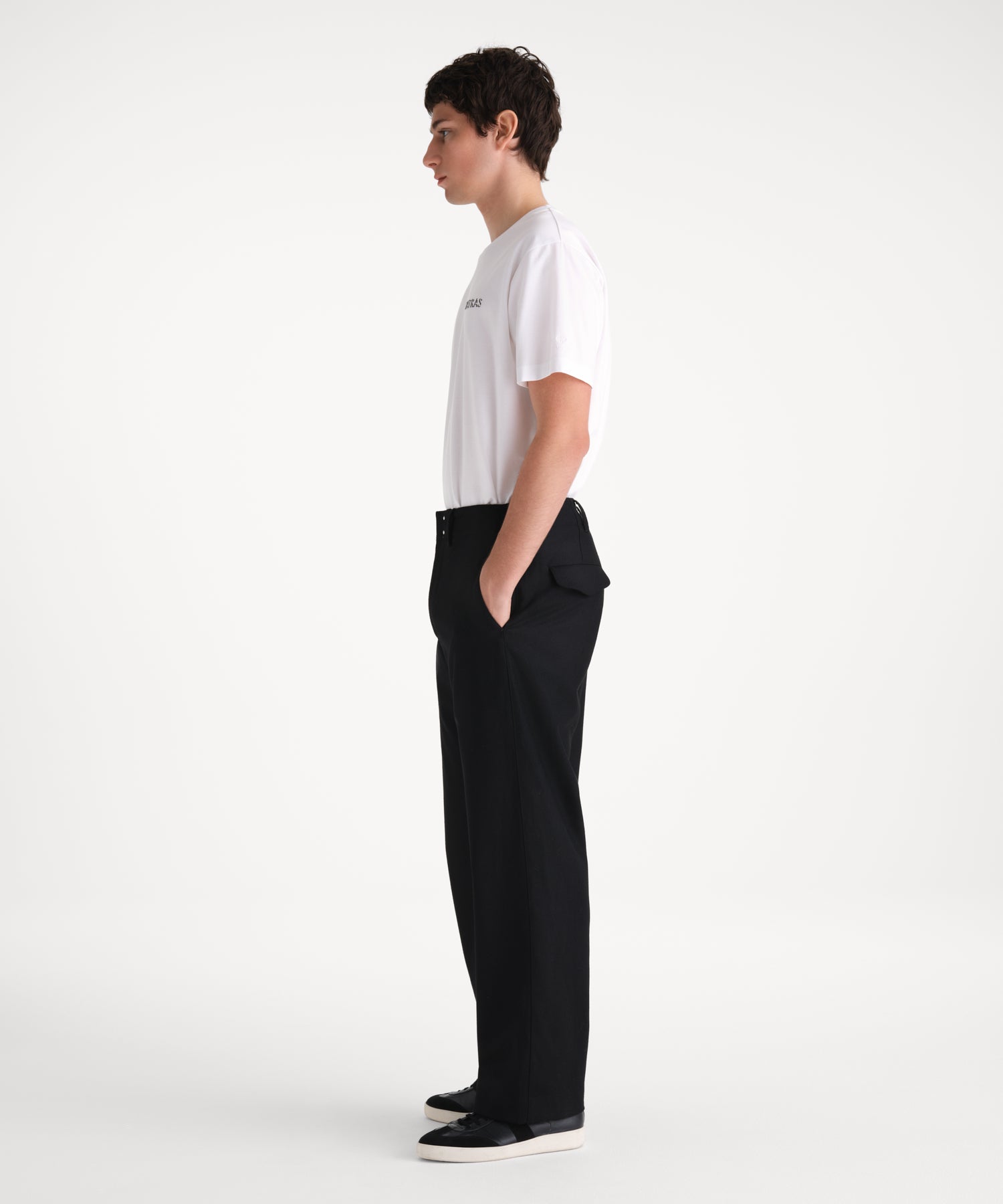 モデル身長185cm、着用サイズ3、着用カラーBLACK