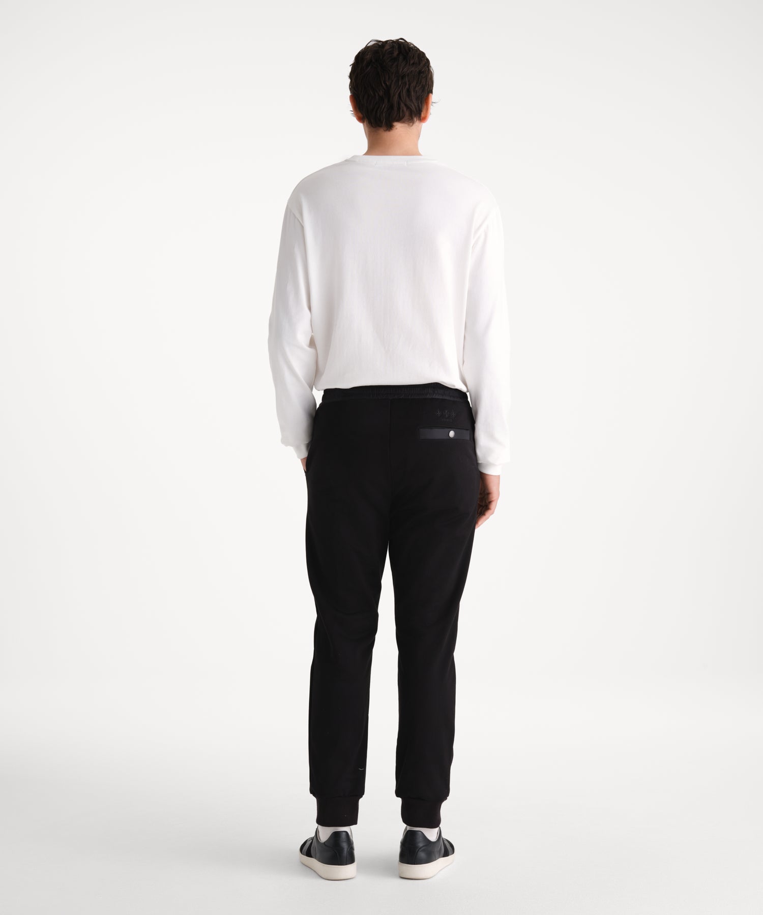 モデル身長185cm、着用サイズ3、着用カラーBLACK