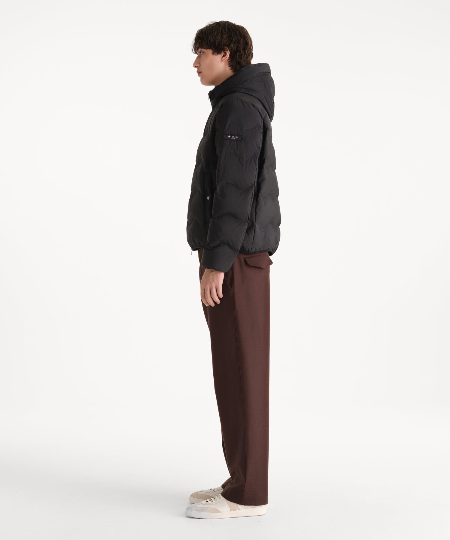 モデル身長190cm、着用サイズ3、着用カラーBLACK