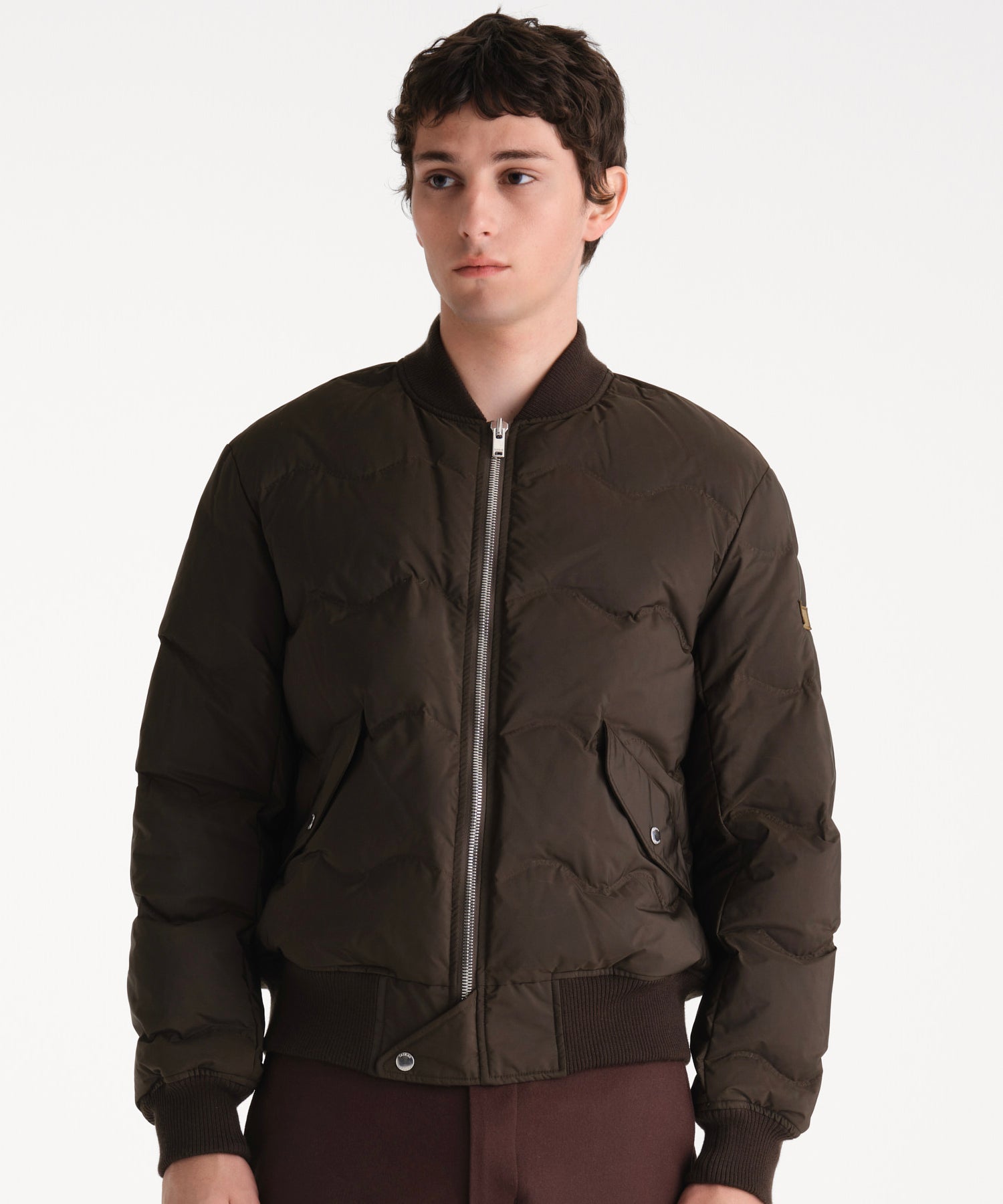 モデル身長185cm、着用サイズ3、着用カラーKHAKI