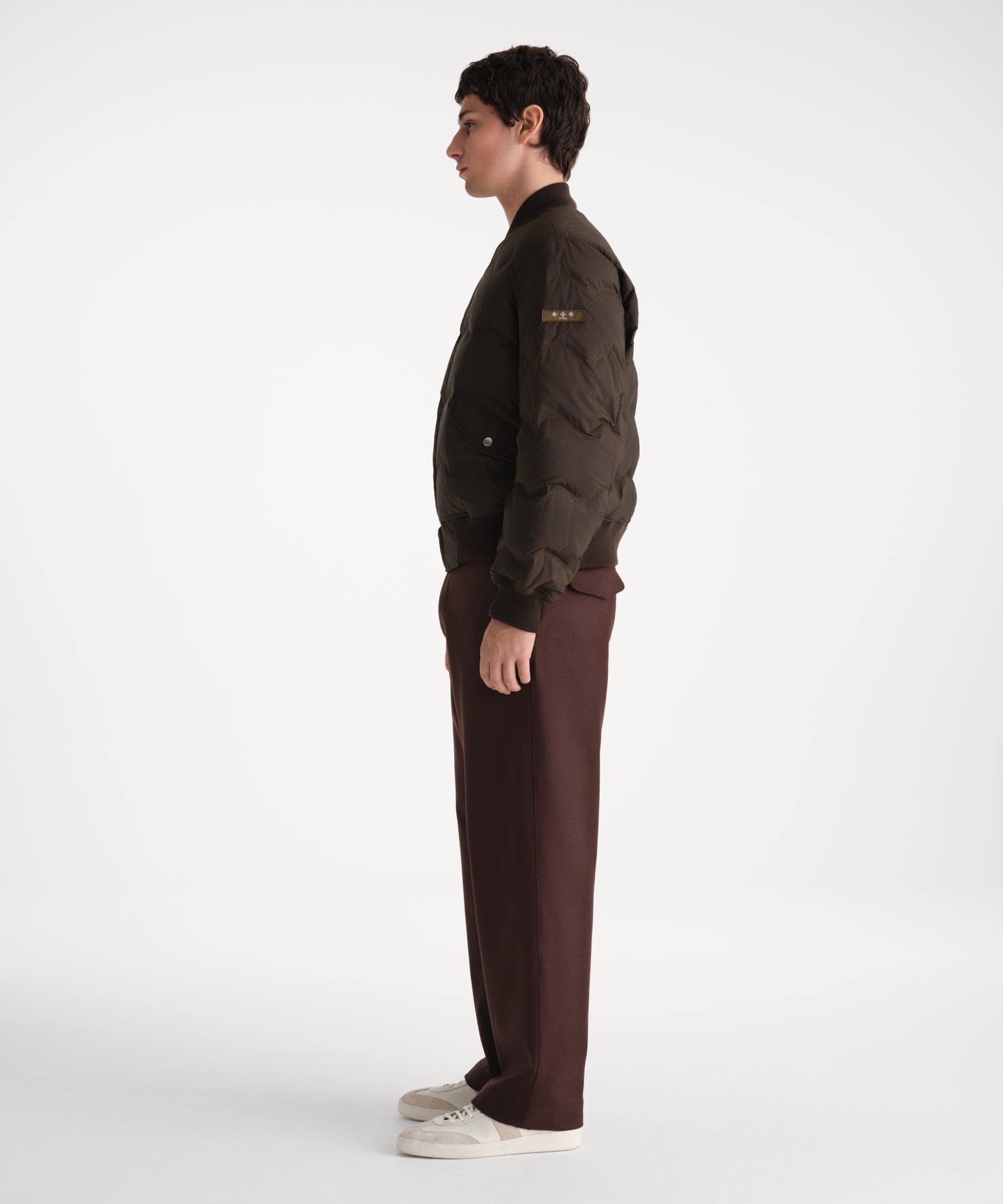 モデル身長185cm、着用サイズ3、着用カラーKHAKI