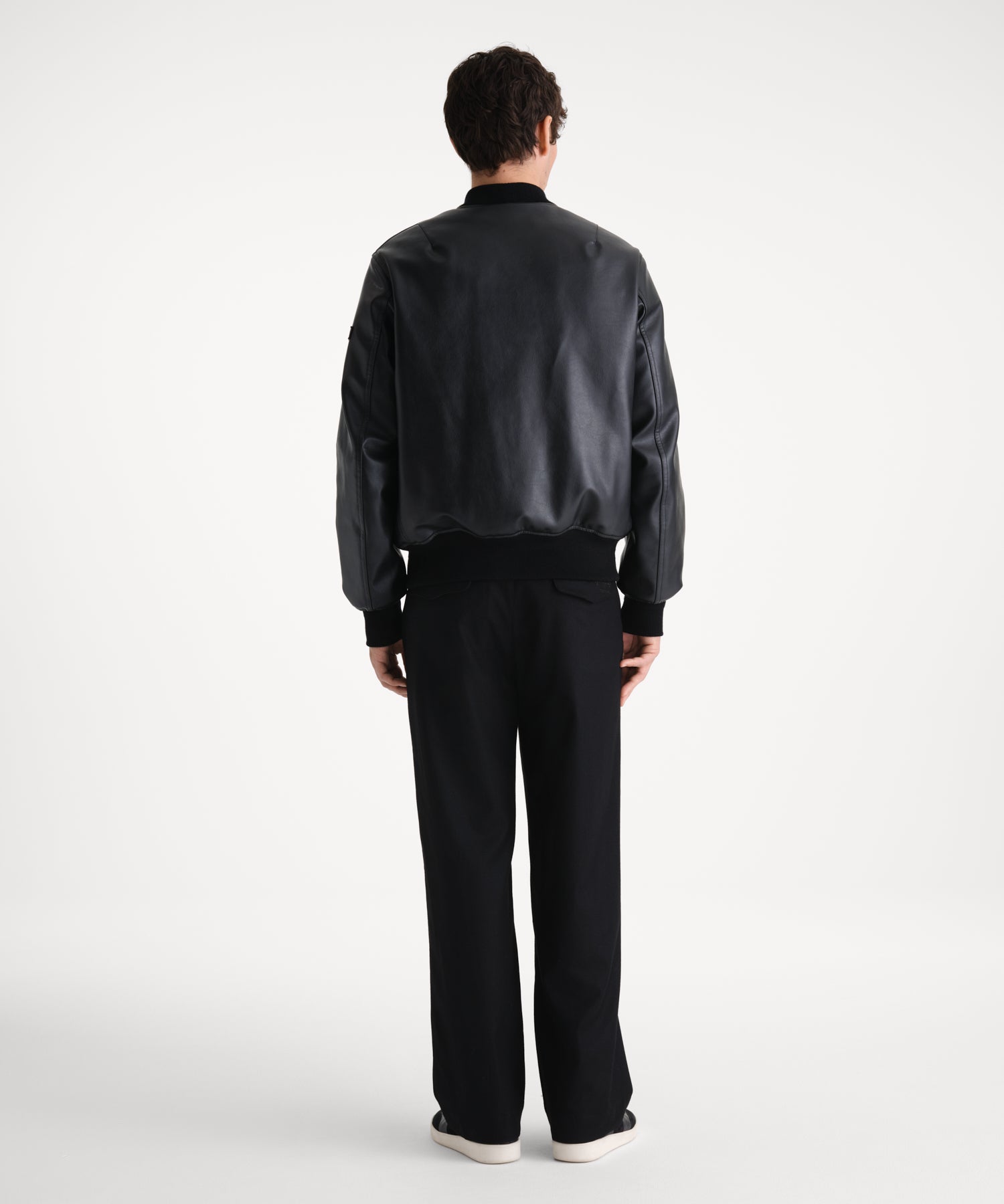 モデル身長185cm、着用サイズ3、着用カラーBLACK