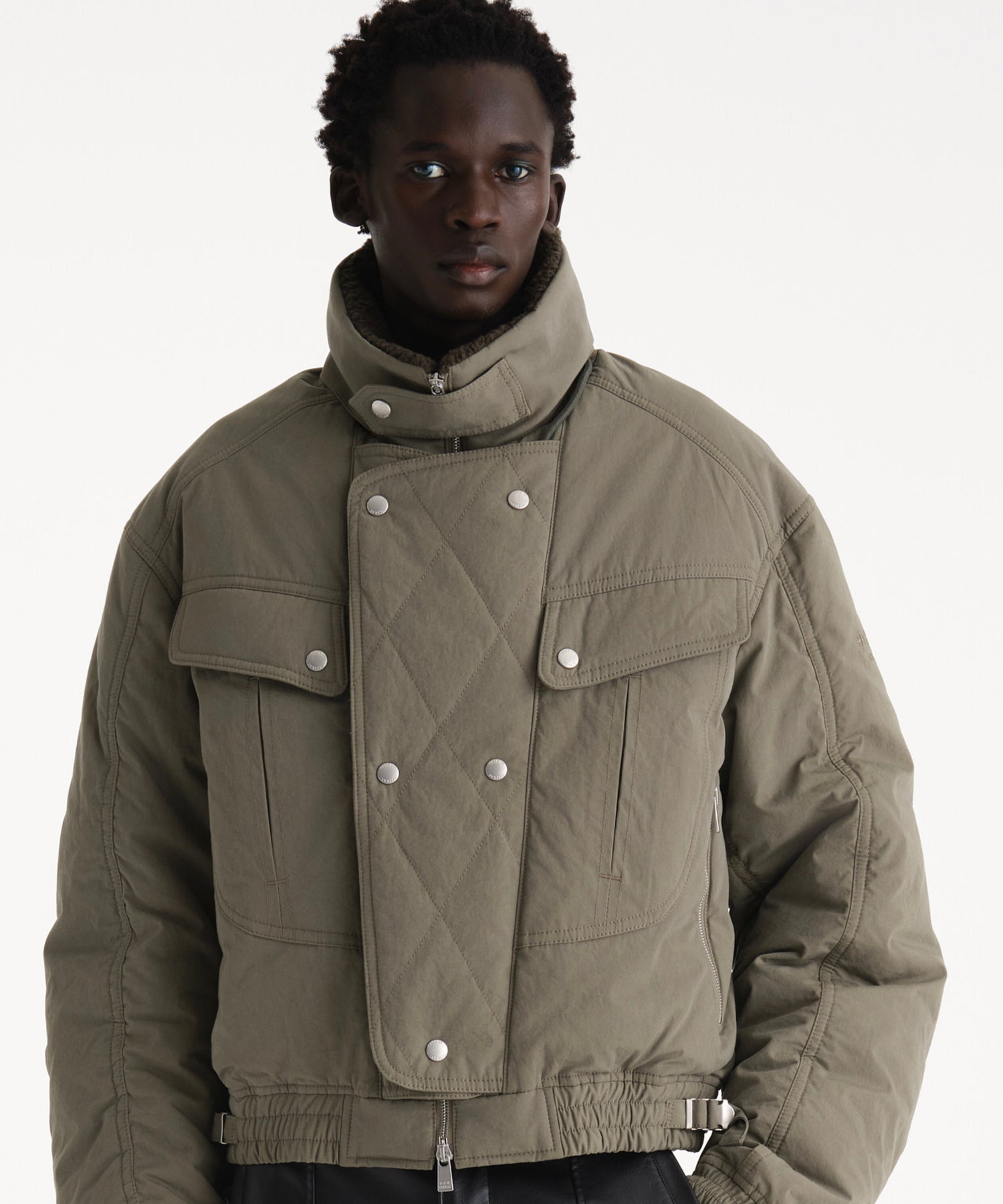 モデル身長186cm、着用サイズ3、着用カラーKHAKI
