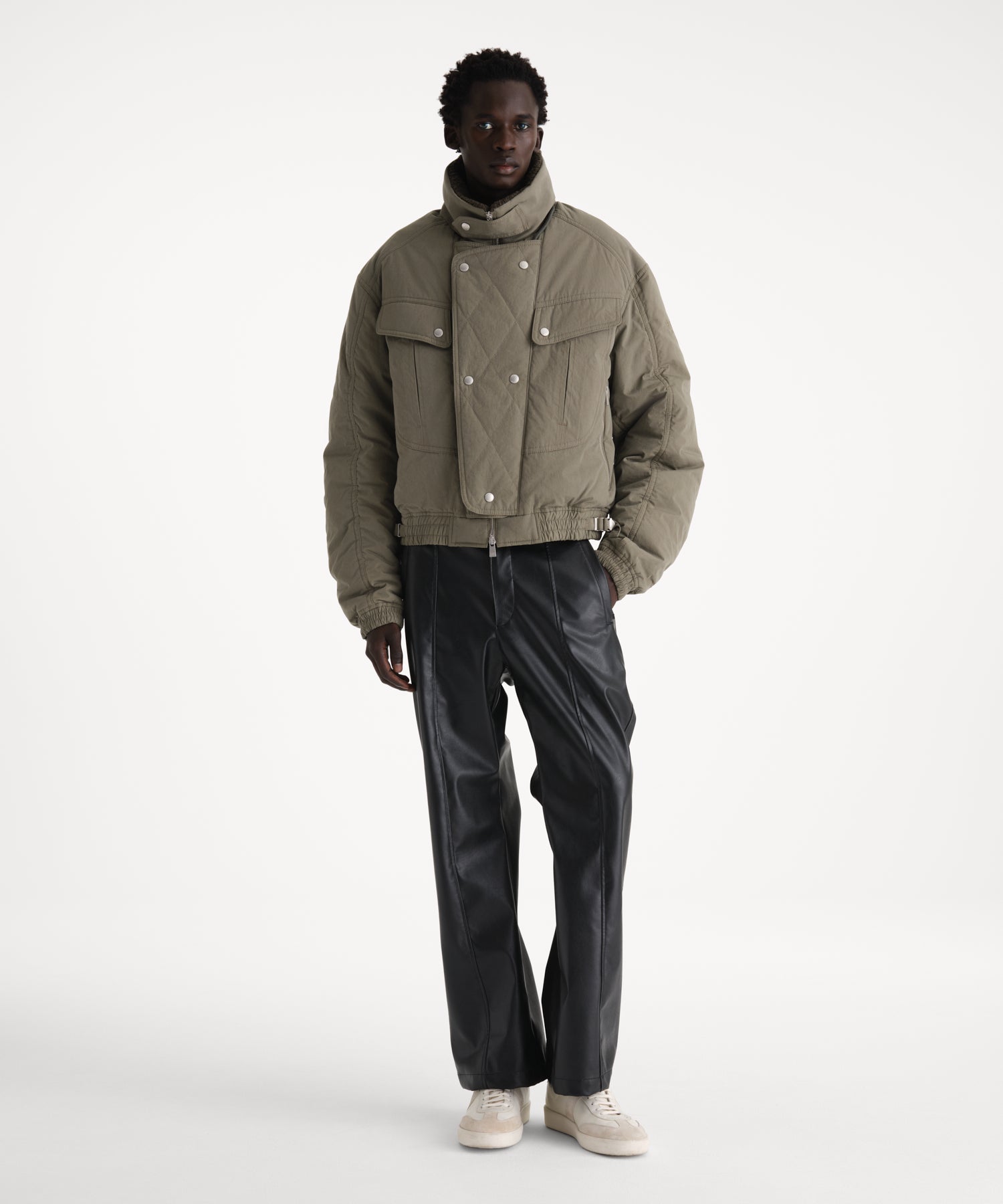 モデル身長186cm、着用サイズ3、着用カラーKHAKI