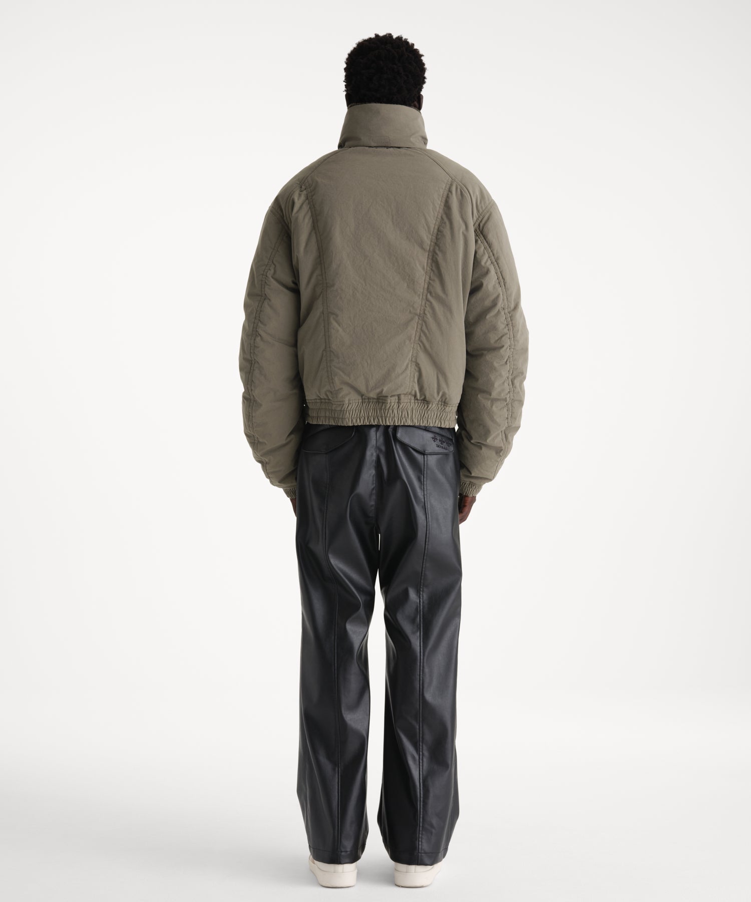 モデル身長186cm、着用サイズ3、着用カラーKHAKI
