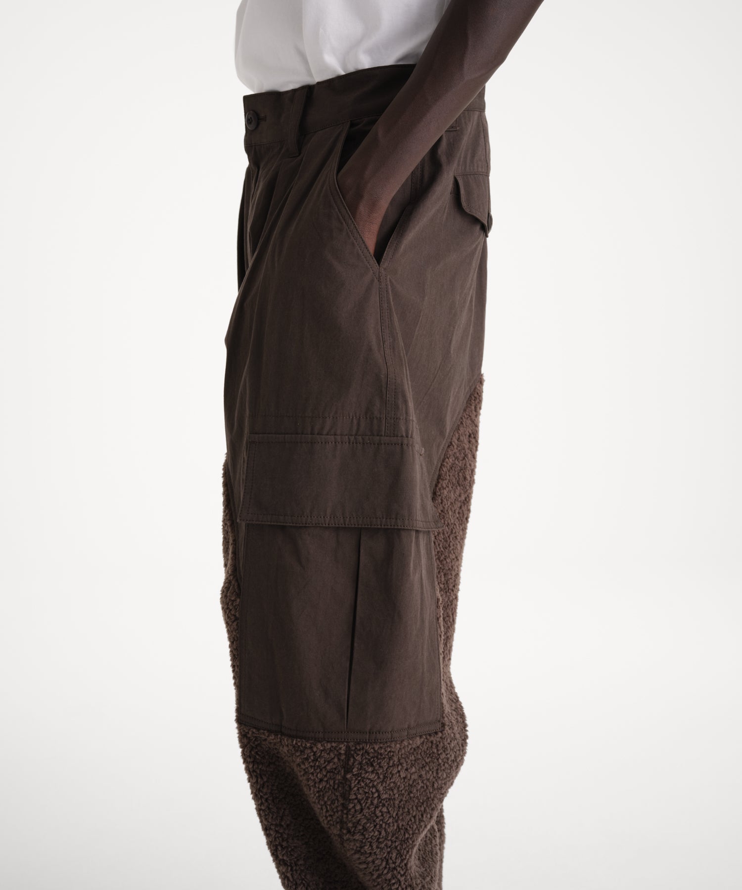 モデル身長186cm、着用サイズ3、着用カラーBROWN