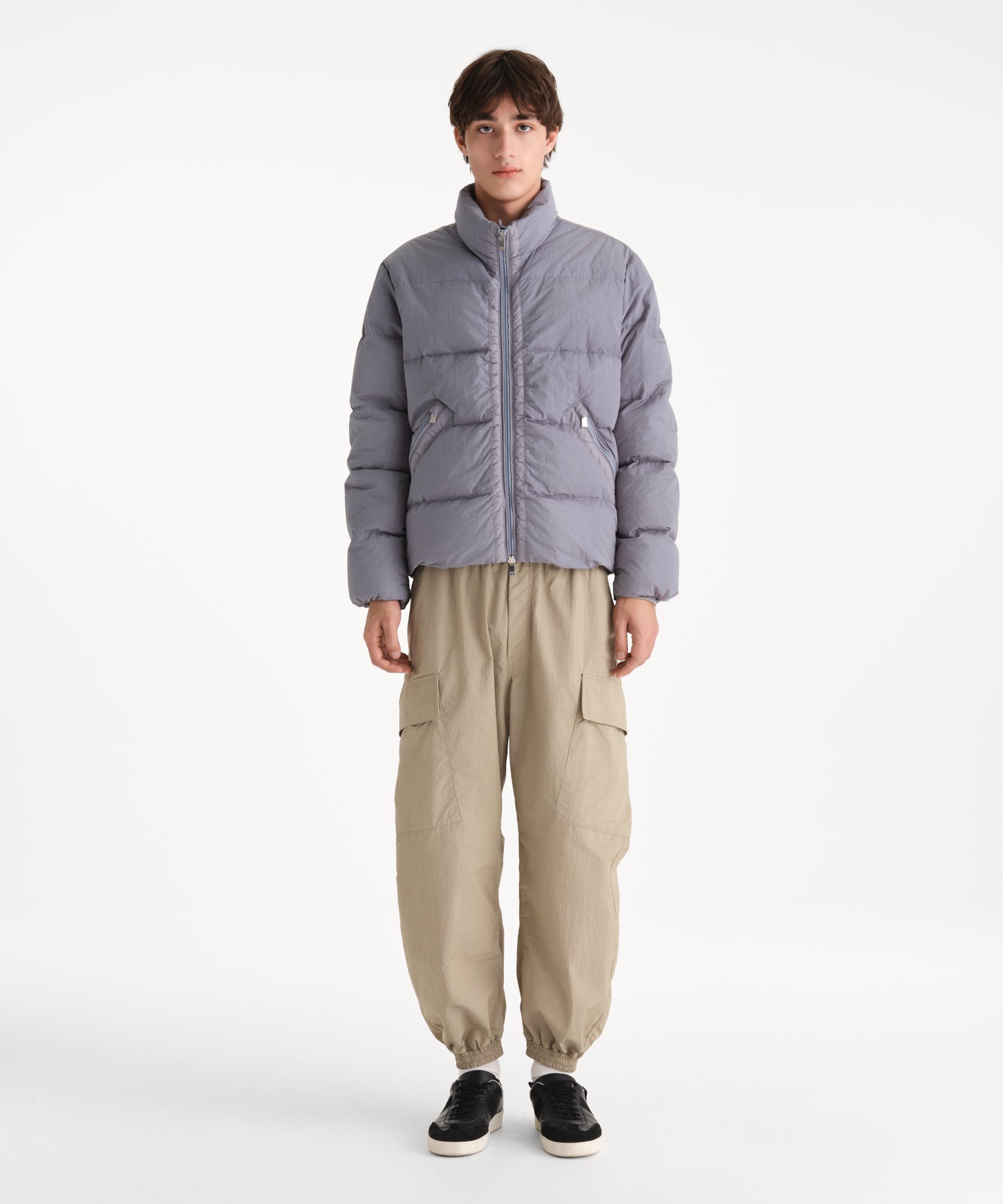 モデル身長190cm、着用サイズ3、着用カラーGRAY