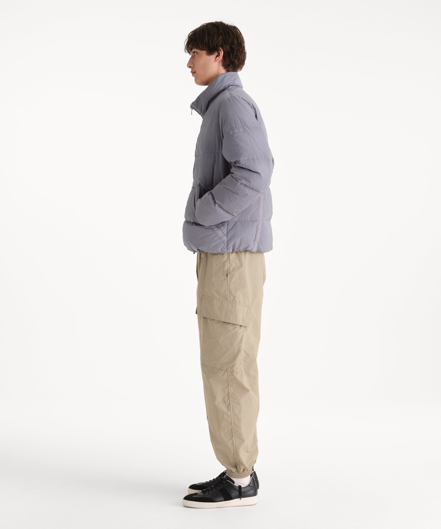 モデル身長190cm、着用サイズ3、着用カラーGRAY