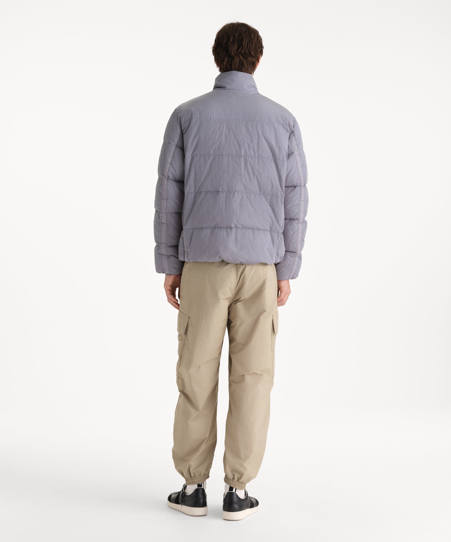 モデル身長190cm、着用サイズ3、着用カラーGRAY