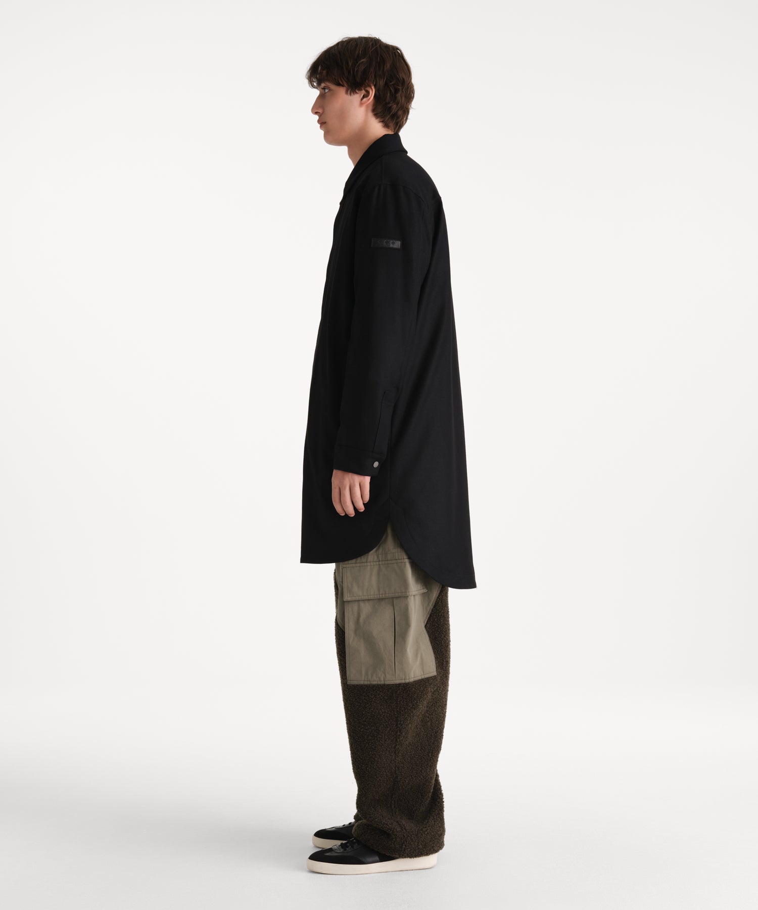 モデル身長190cm、着用サイズ3、着用カラーBLACK