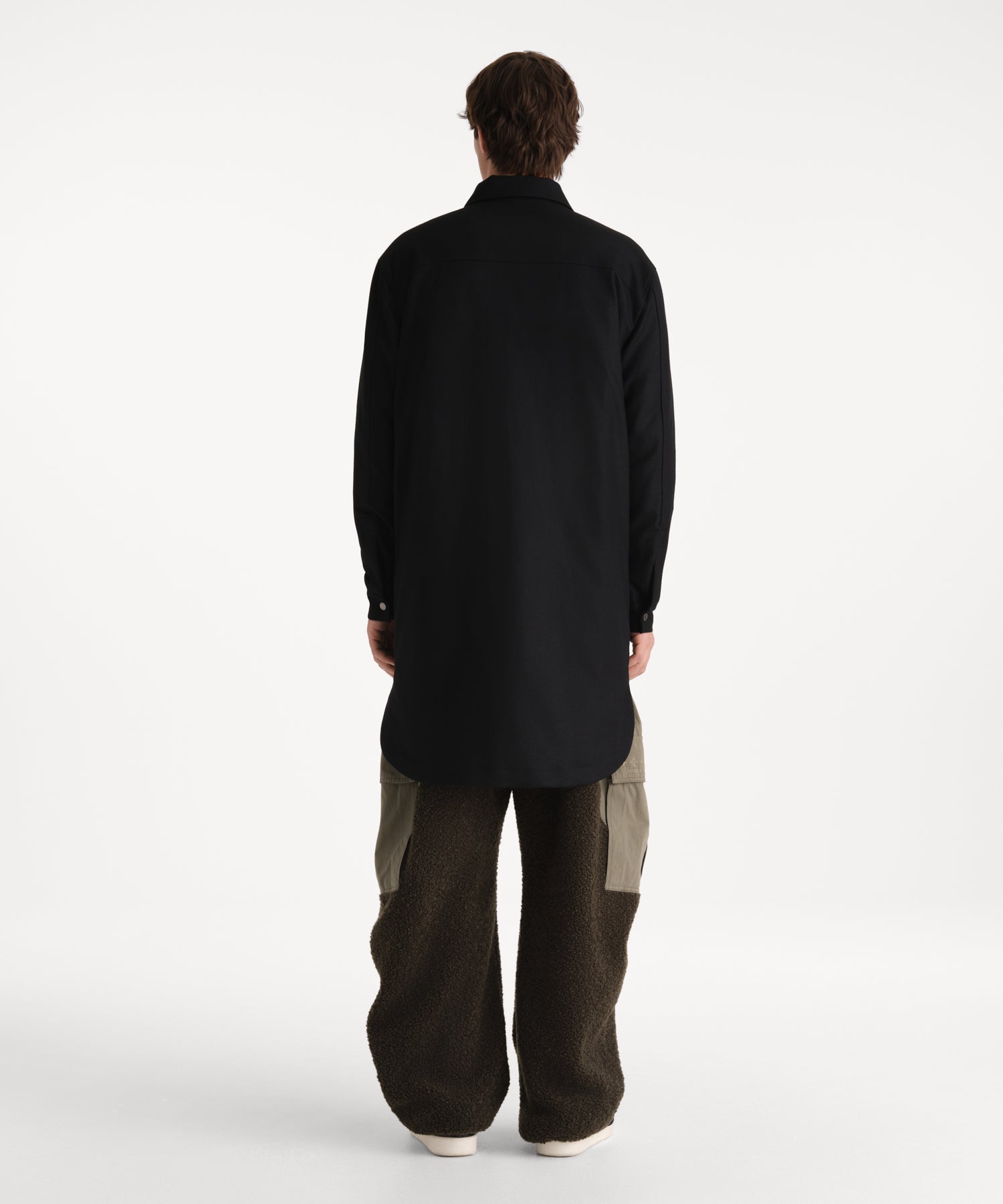 モデル身長190cm、着用サイズ3、着用カラーBLACK