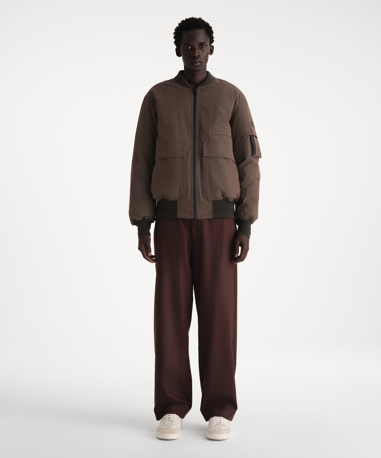 モデル身長186cm、着用サイズ3、着用カラーKHAKI
