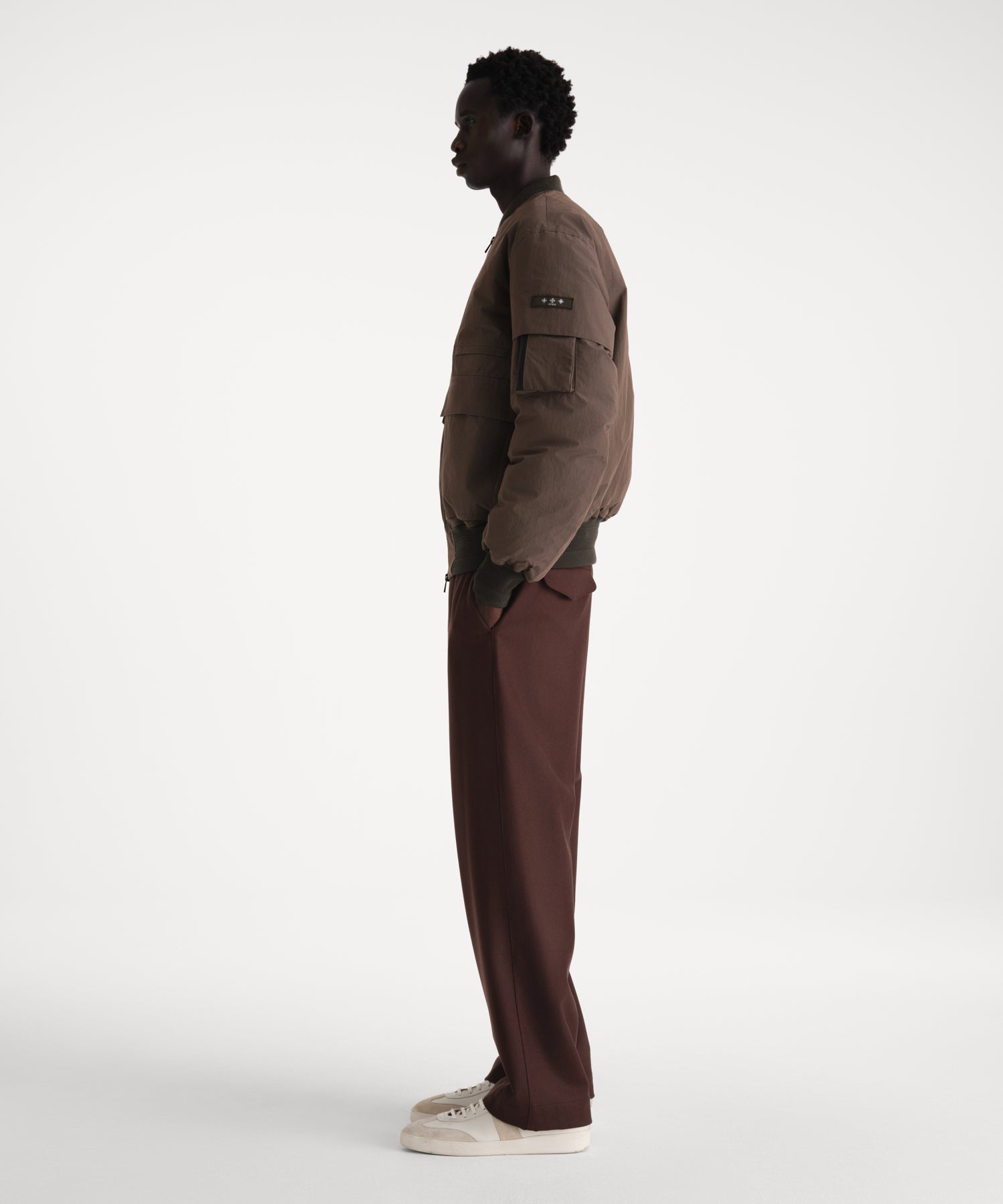 モデル身長186cm、着用サイズ3、着用カラーKHAKI