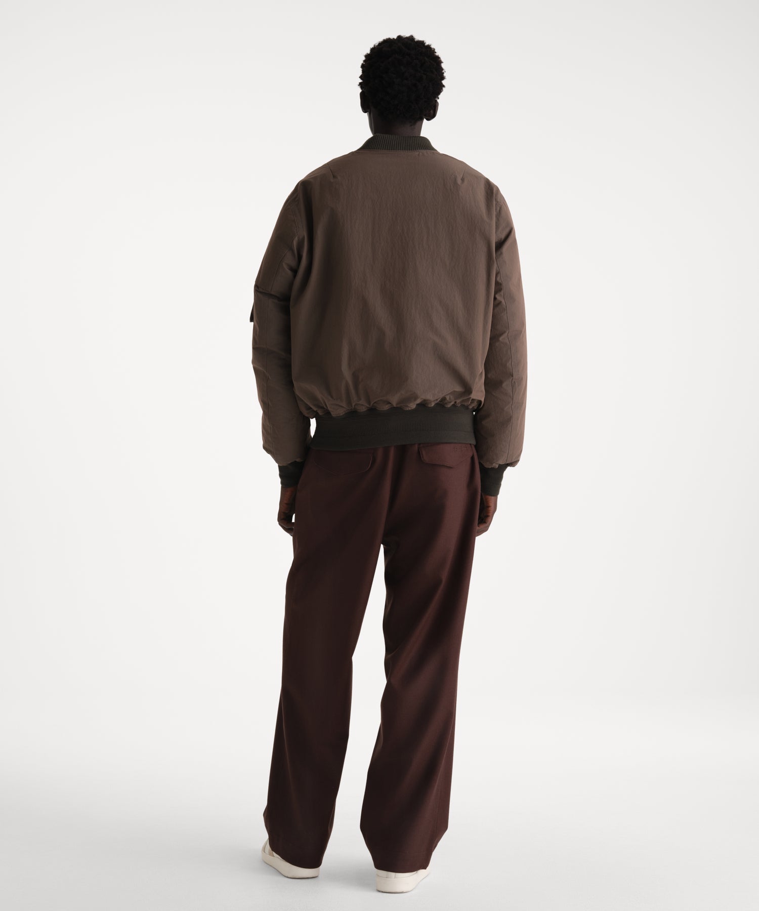 モデル身長186cm、着用サイズ3、着用カラーKHAKI